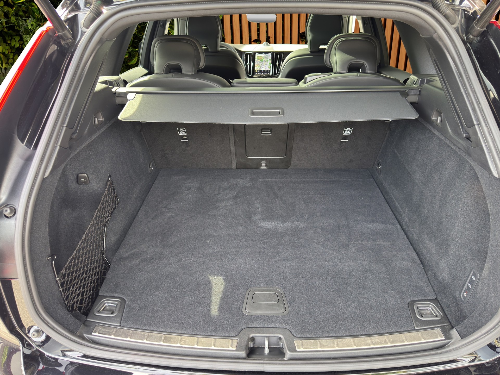 VOLVO XC60 2.0 T8 TE XCENTRIC Black Edition eAWD-image-15