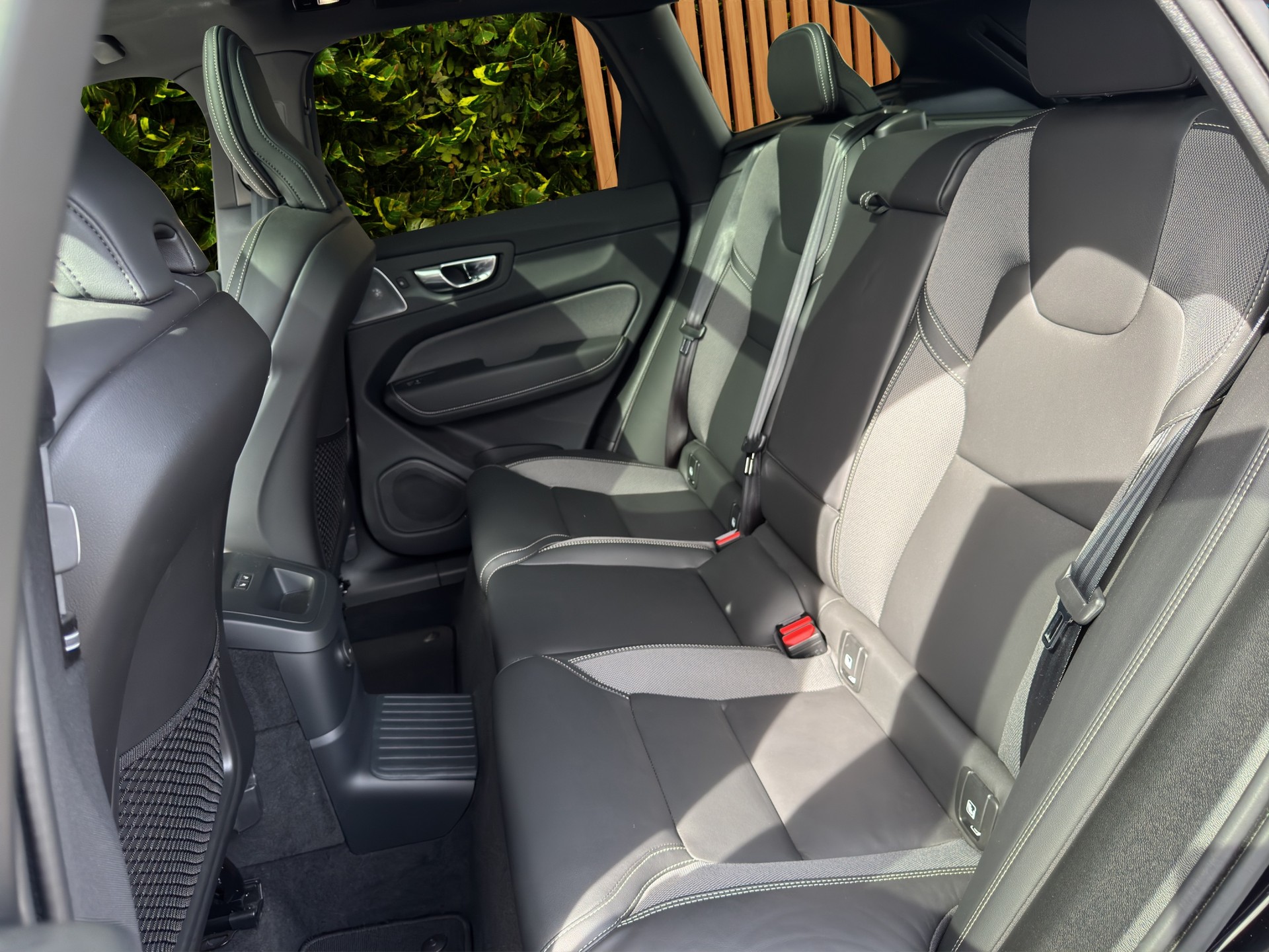 VOLVO XC60 2.0 T8 TE XCENTRIC Black Edition eAWD-image-14