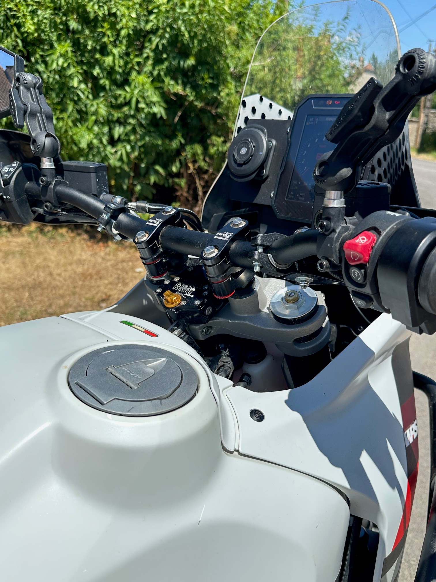 DUCATI Desert X-image-3