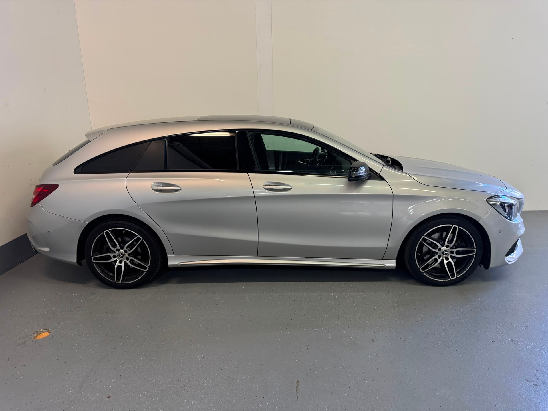 MERCEDES-BENZ CLA Shooting Brake 250 AMG Line 4Matic 7G-DCT-image-5