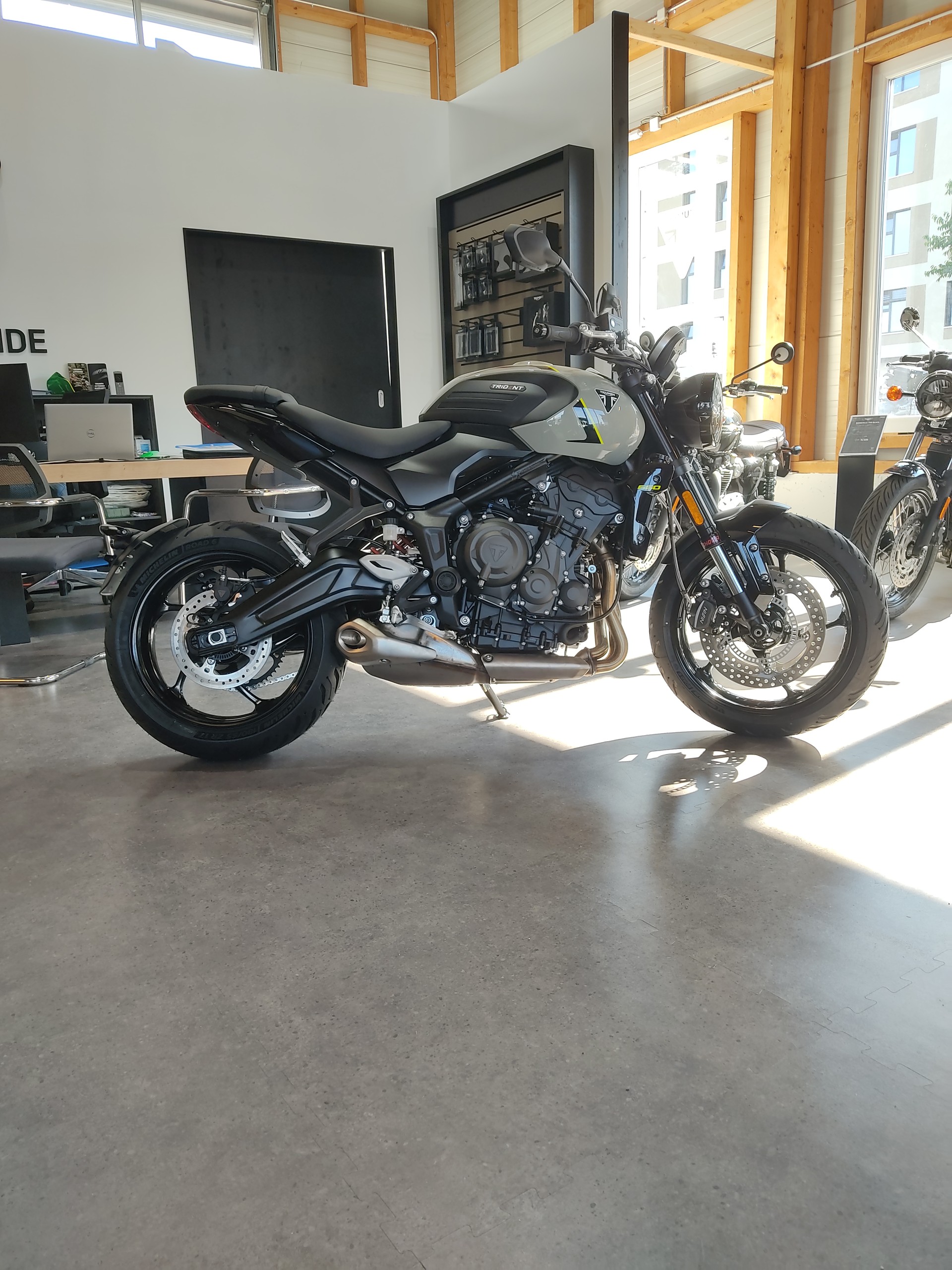 TRIUMPH Trident 660-showroom-element-1