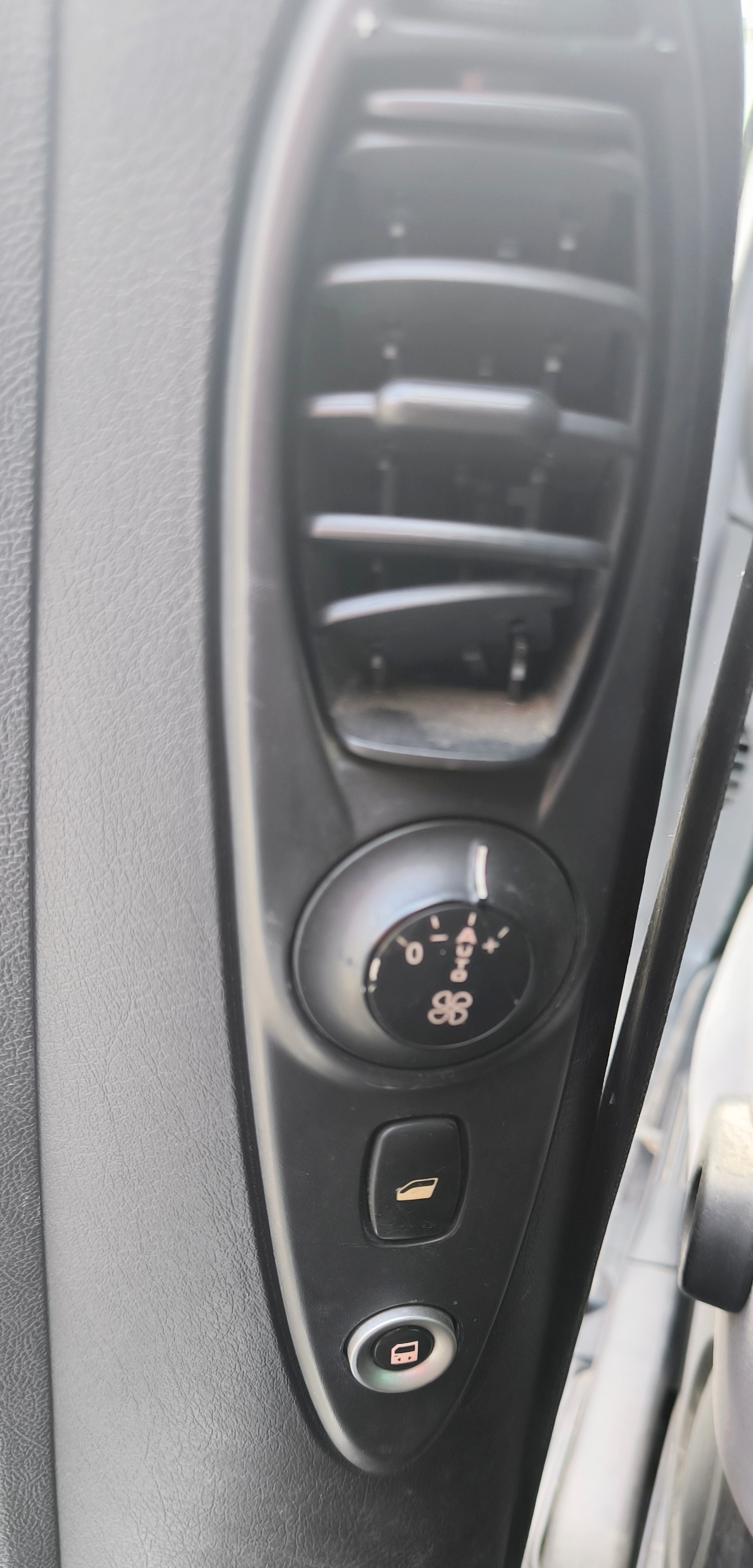 PEUGEOT 807 2.0 16V HDi (ST) Family+-image-11