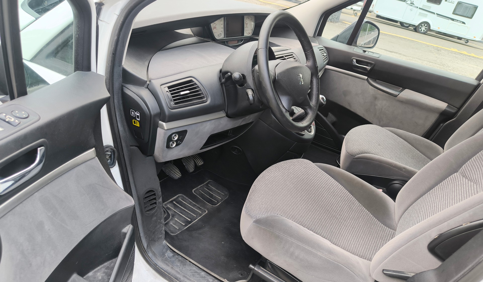 PEUGEOT 807 2.0 16V HDi (ST) Family+-image-9
