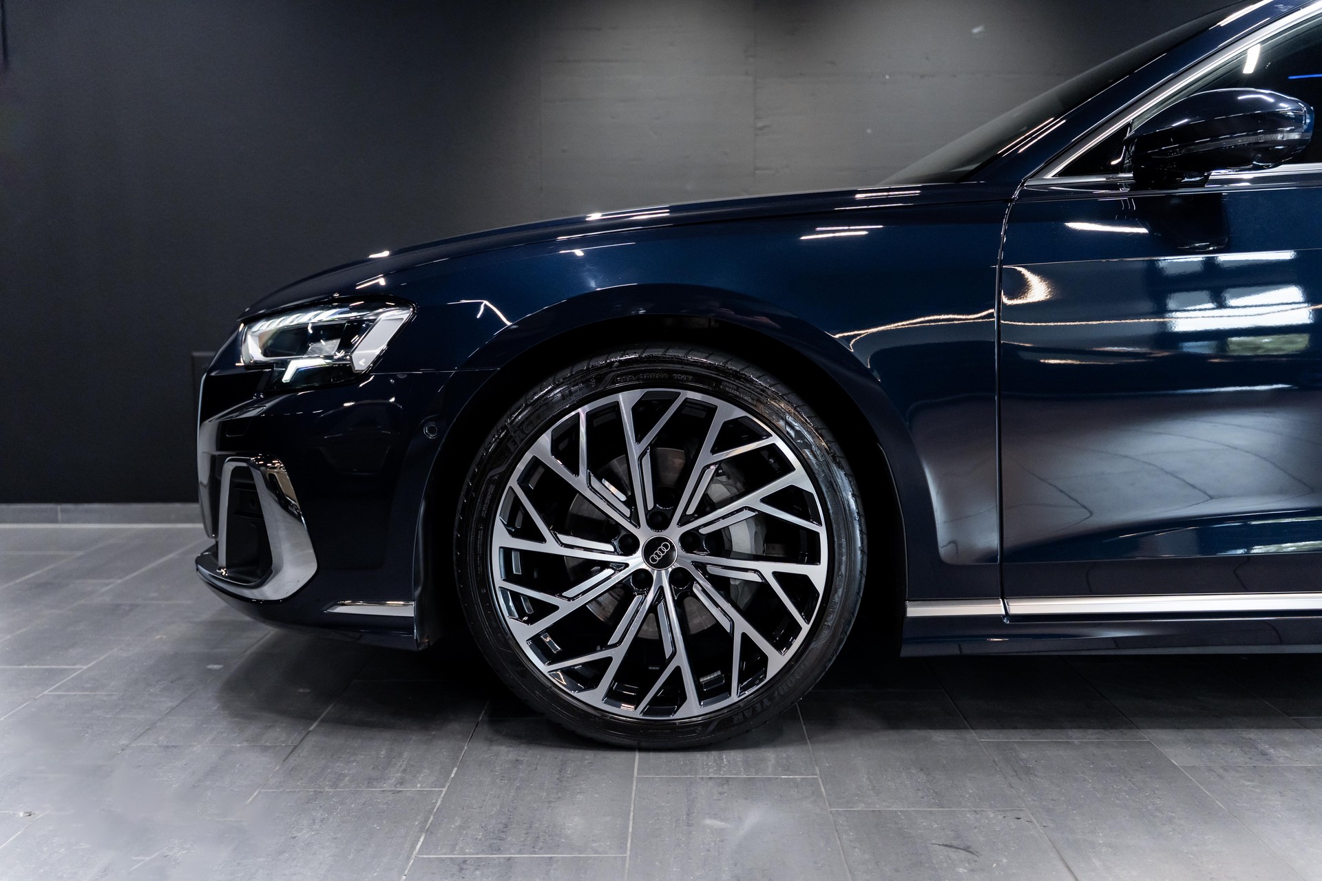 AUDI A8 50 TDI quattro / S-Line / Panoramaschiebedach / Soft Close / Luftfahrwerk / Head Up Display / B&O Soundsystem uvm...-image-3