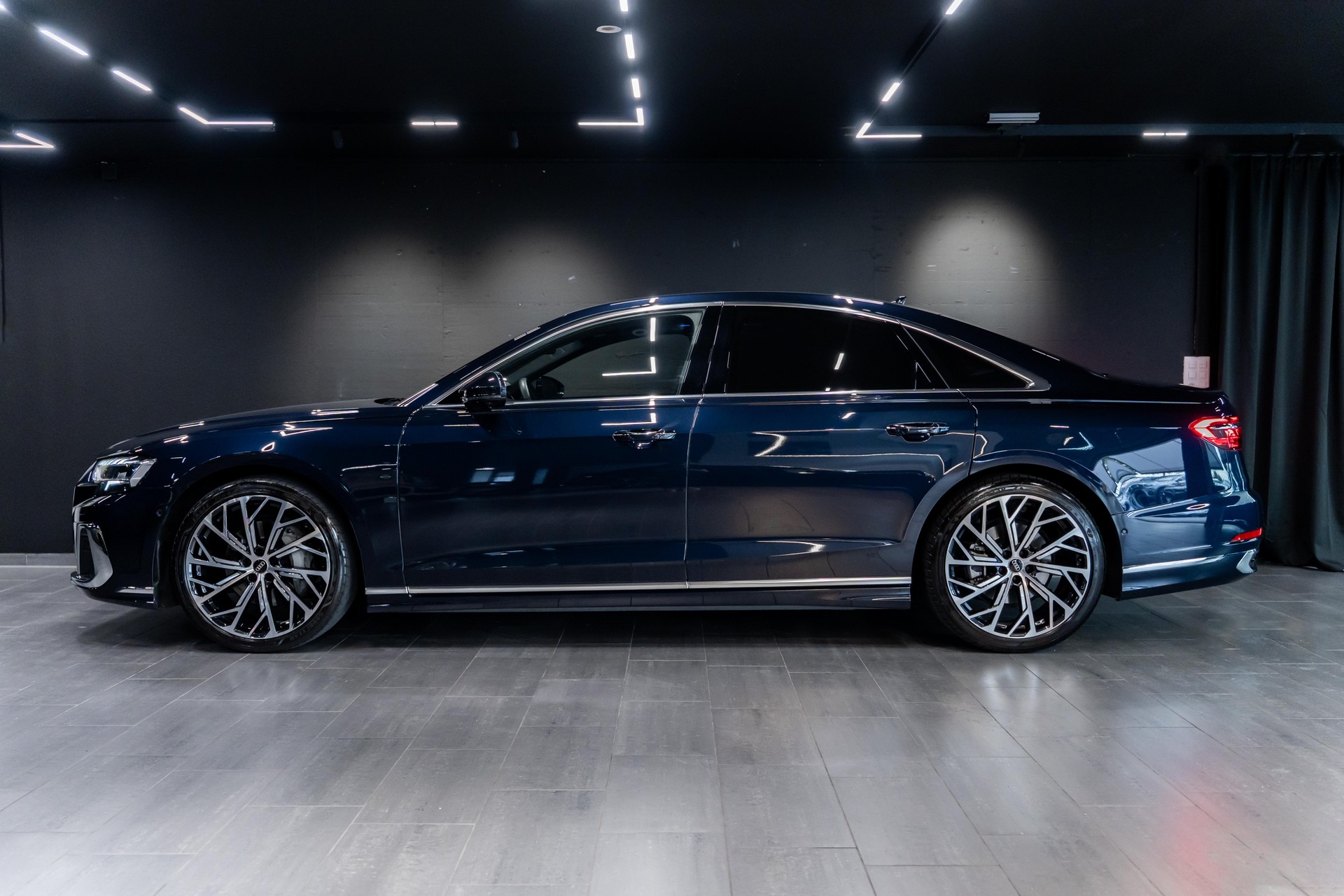 AUDI A8 50 TDI quattro / S-Line / Panoramaschiebedach / Soft Close / Luftfahrwerk / Head Up Display / B&O Soundsystem uvm...-image-4