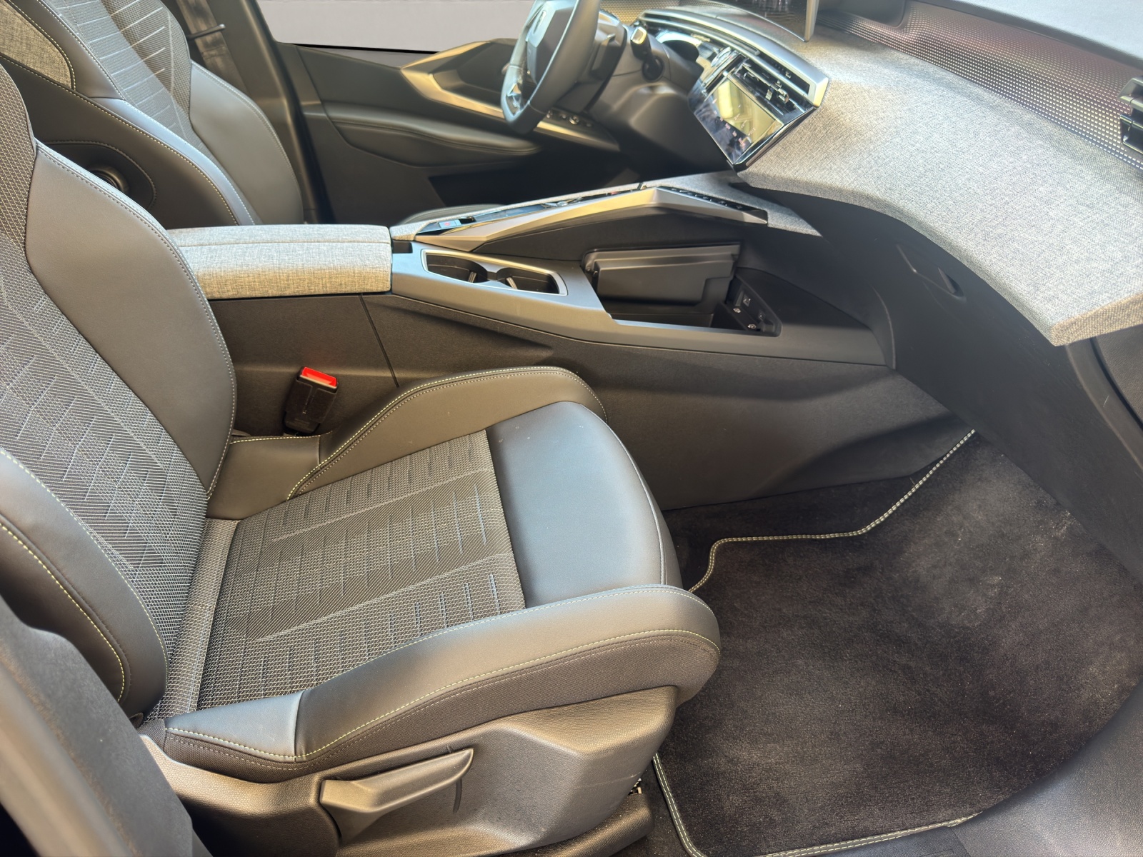 PEUGEOT 5008 1.2 Hybrid GT 145PS 7-Plätzer-image-9