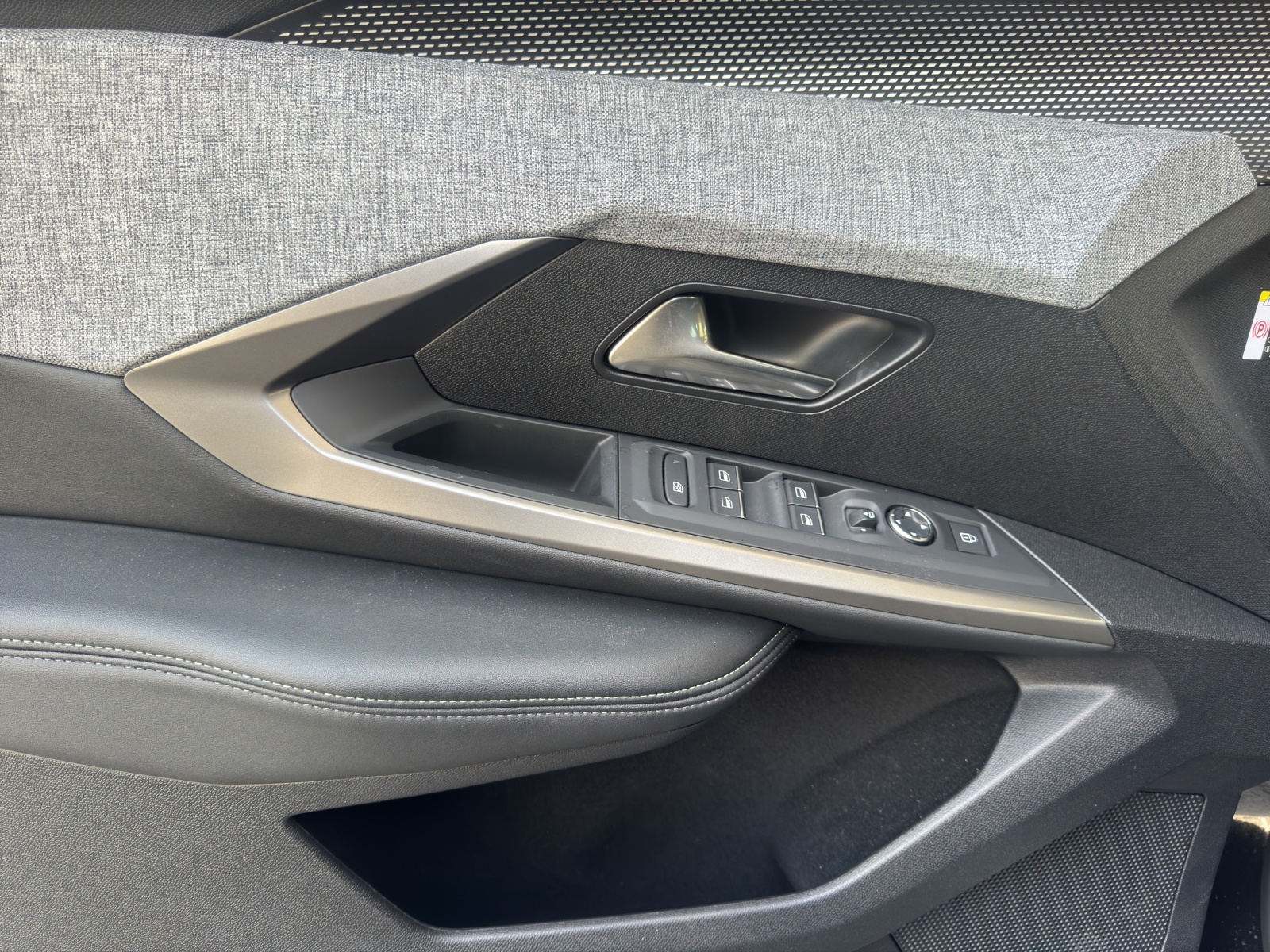 PEUGEOT 5008 1.2 Hybrid GT 145PS 7-Plätzer-image-10