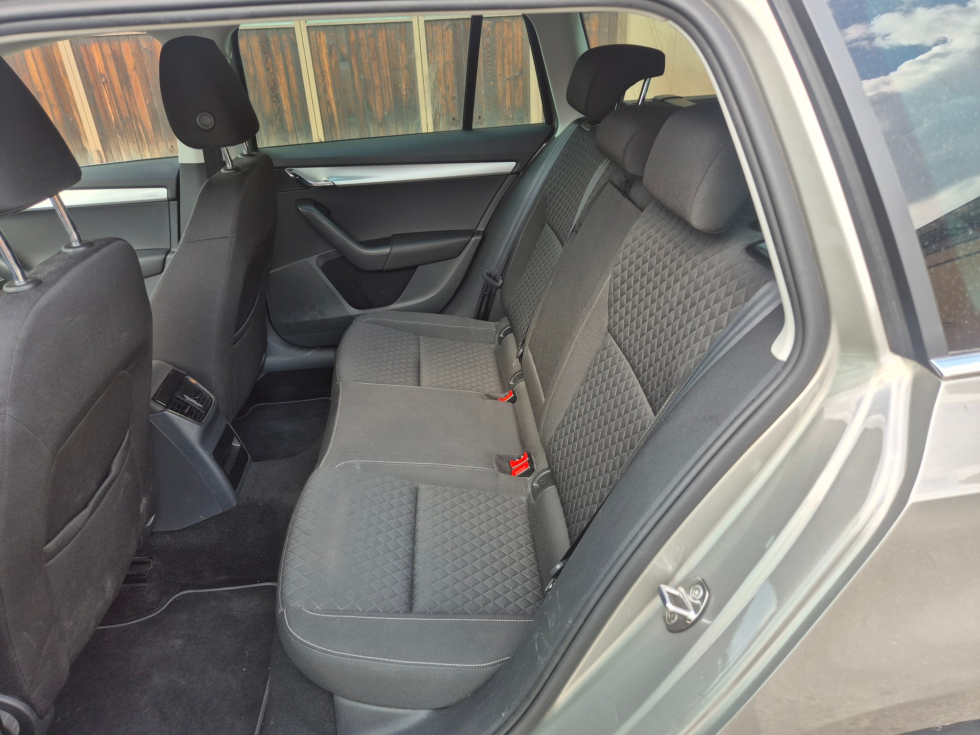 SKODA Octavia 1.8 TSI Swiss Edition-image-11