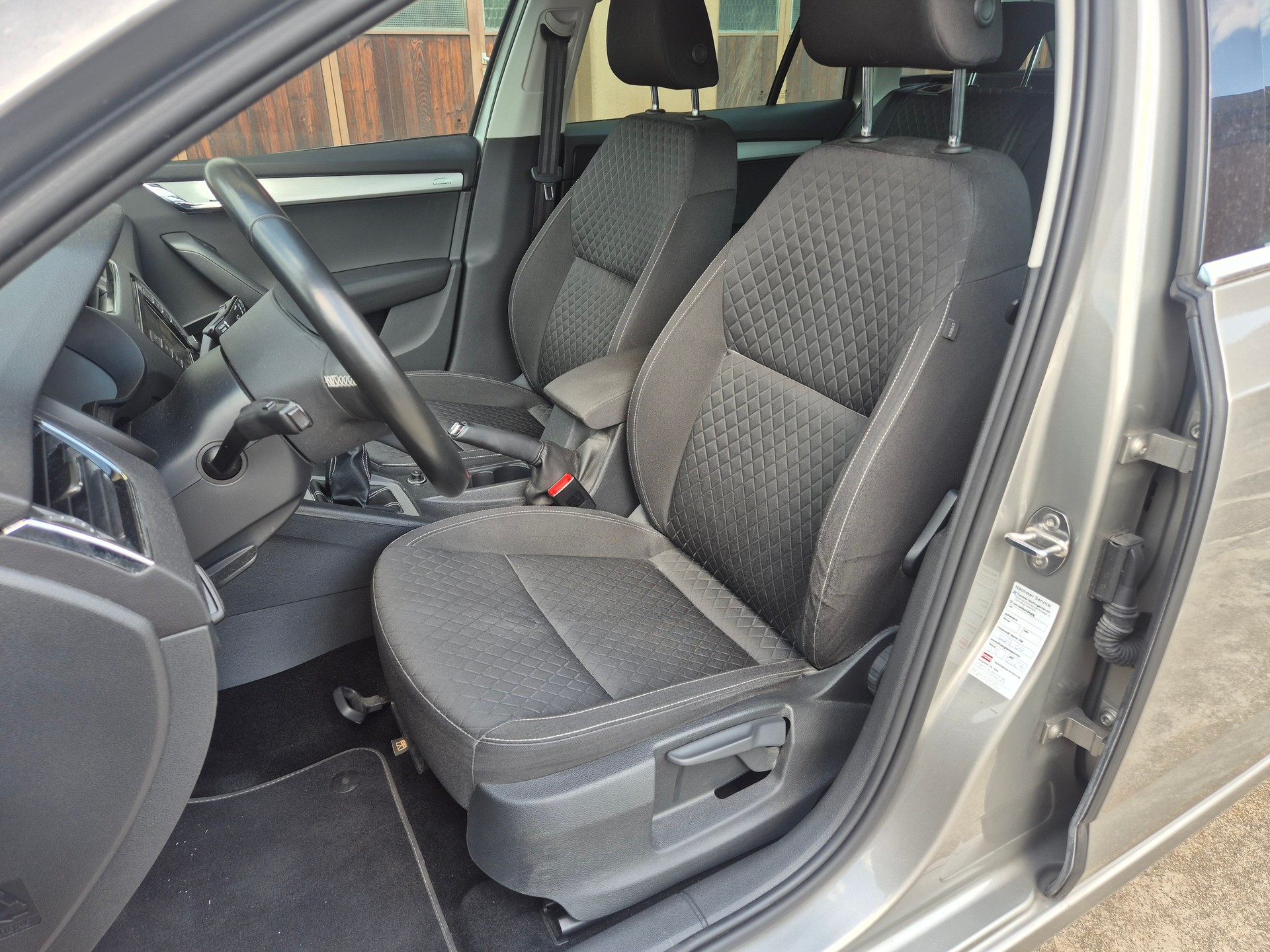 SKODA Octavia 1.8 TSI Swiss Edition-image-10