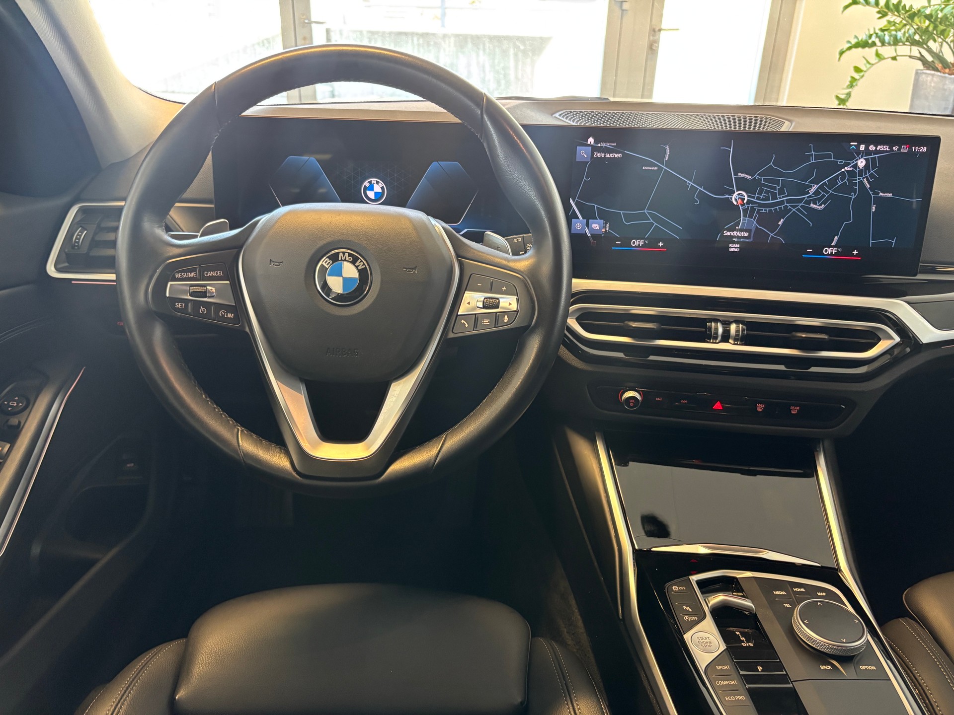 BMW 320i Touring Steptronic-image-10