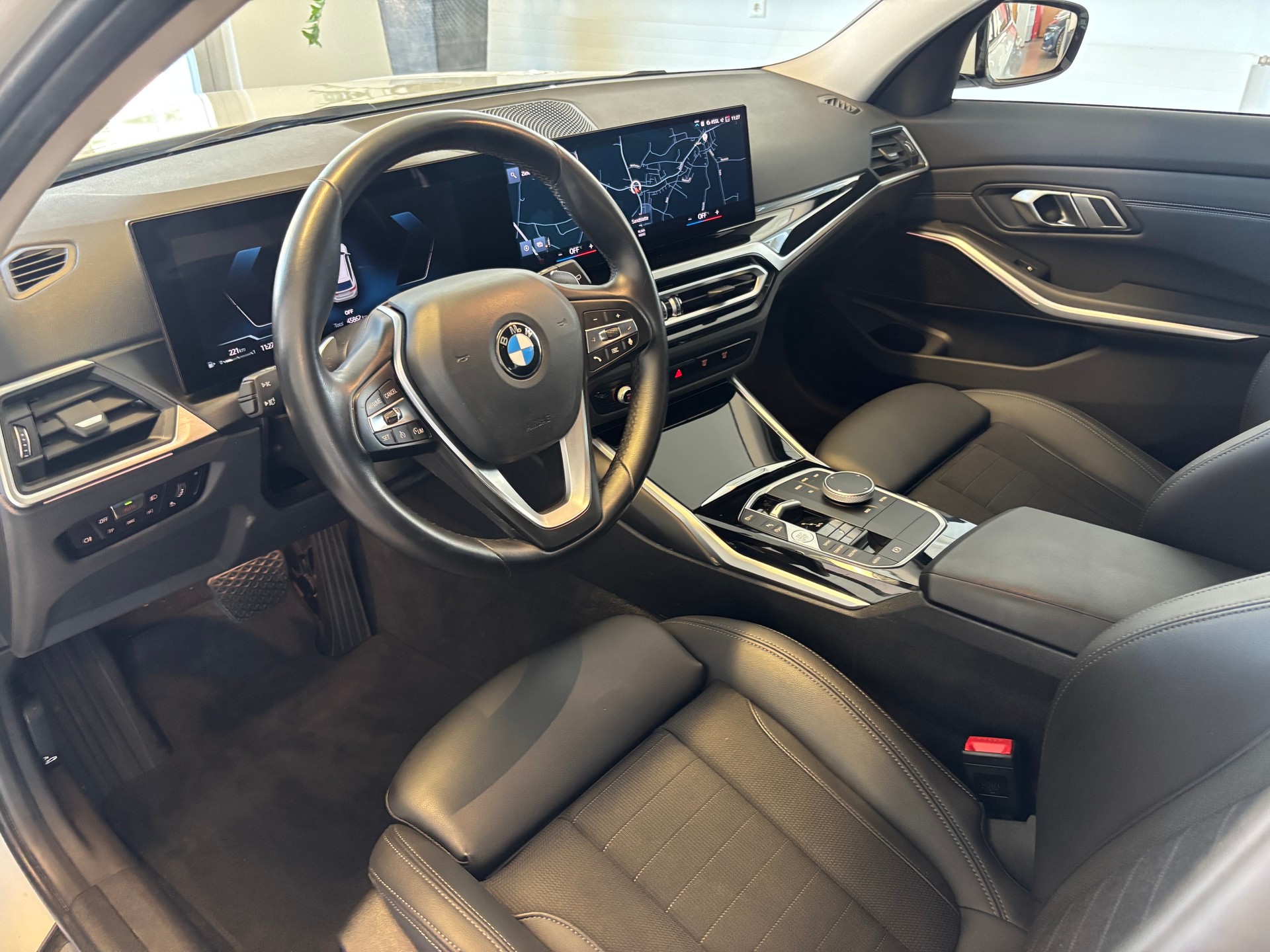 BMW 320i Touring Steptronic-image-4