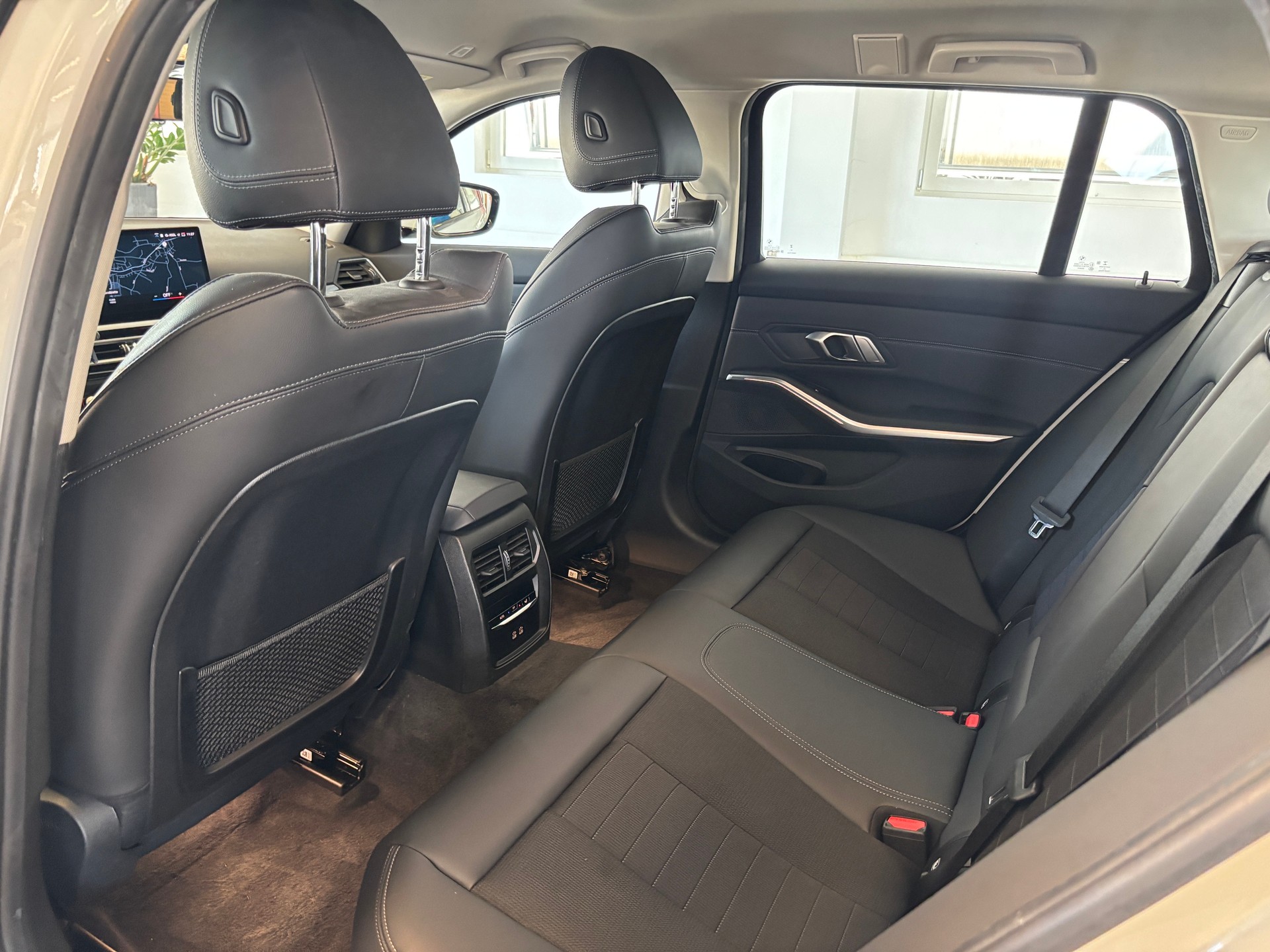 BMW 320i Touring Steptronic-image-11