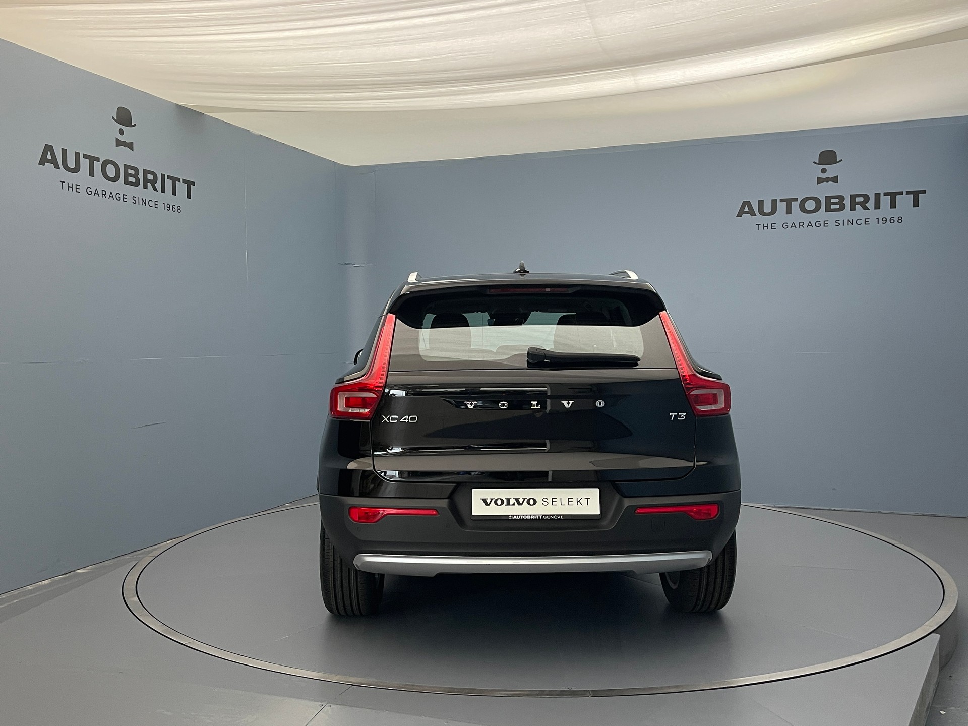 VOLVO XC40 1.5 T3 Momentum-image-1