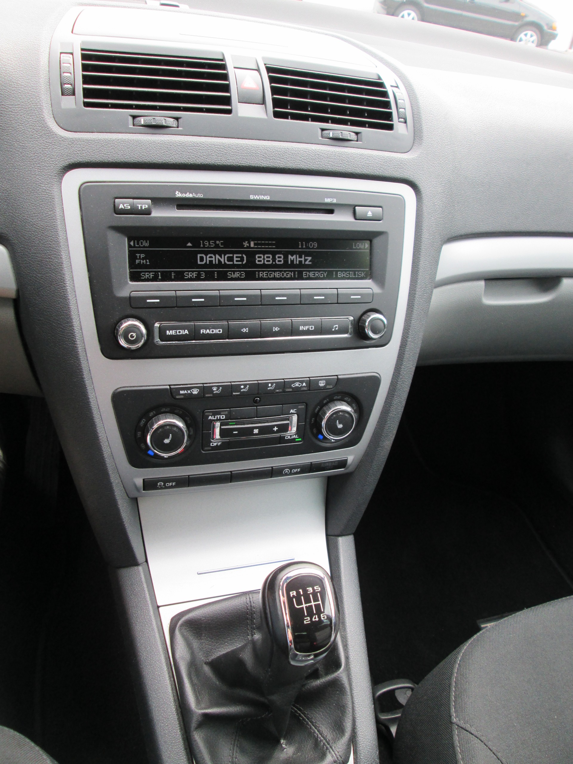 SKODA Octavia Combi 1.4 TSI Twenty20-image-13