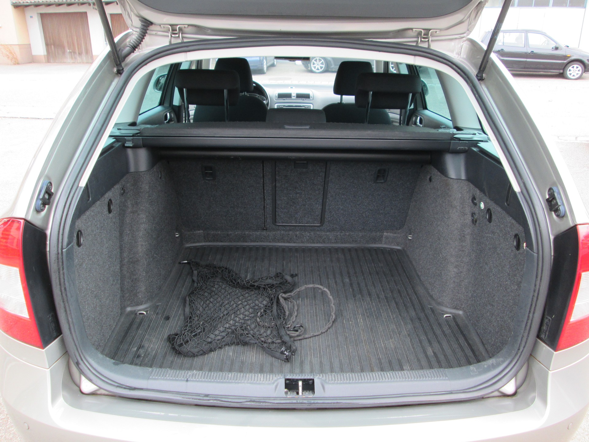 SKODA Octavia Combi 1.4 TSI Twenty20-image-9