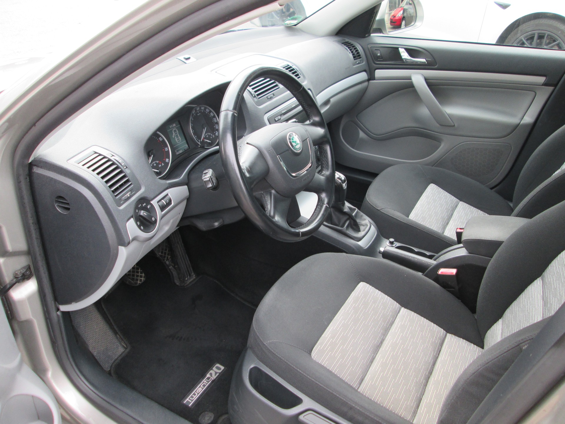 SKODA Octavia Combi 1.4 TSI Twenty20-image-7