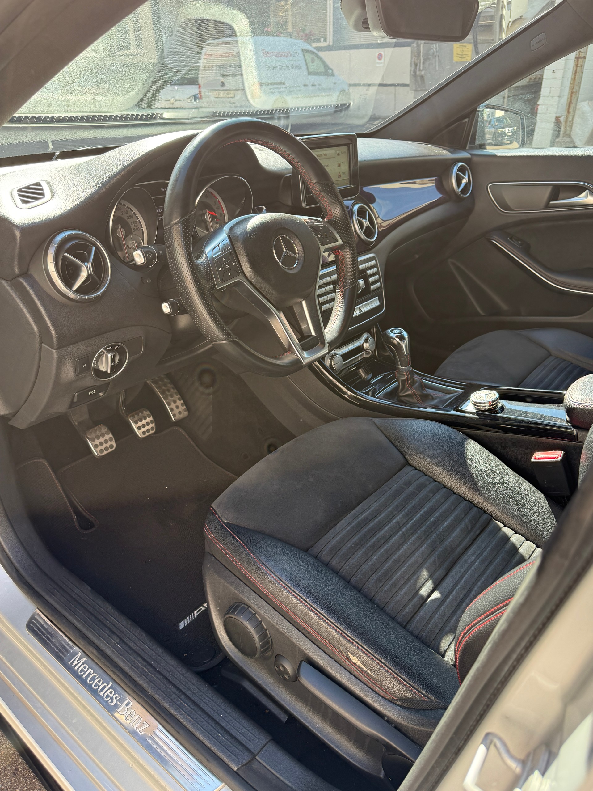 MERCEDES-BENZ CLA 200-image-5