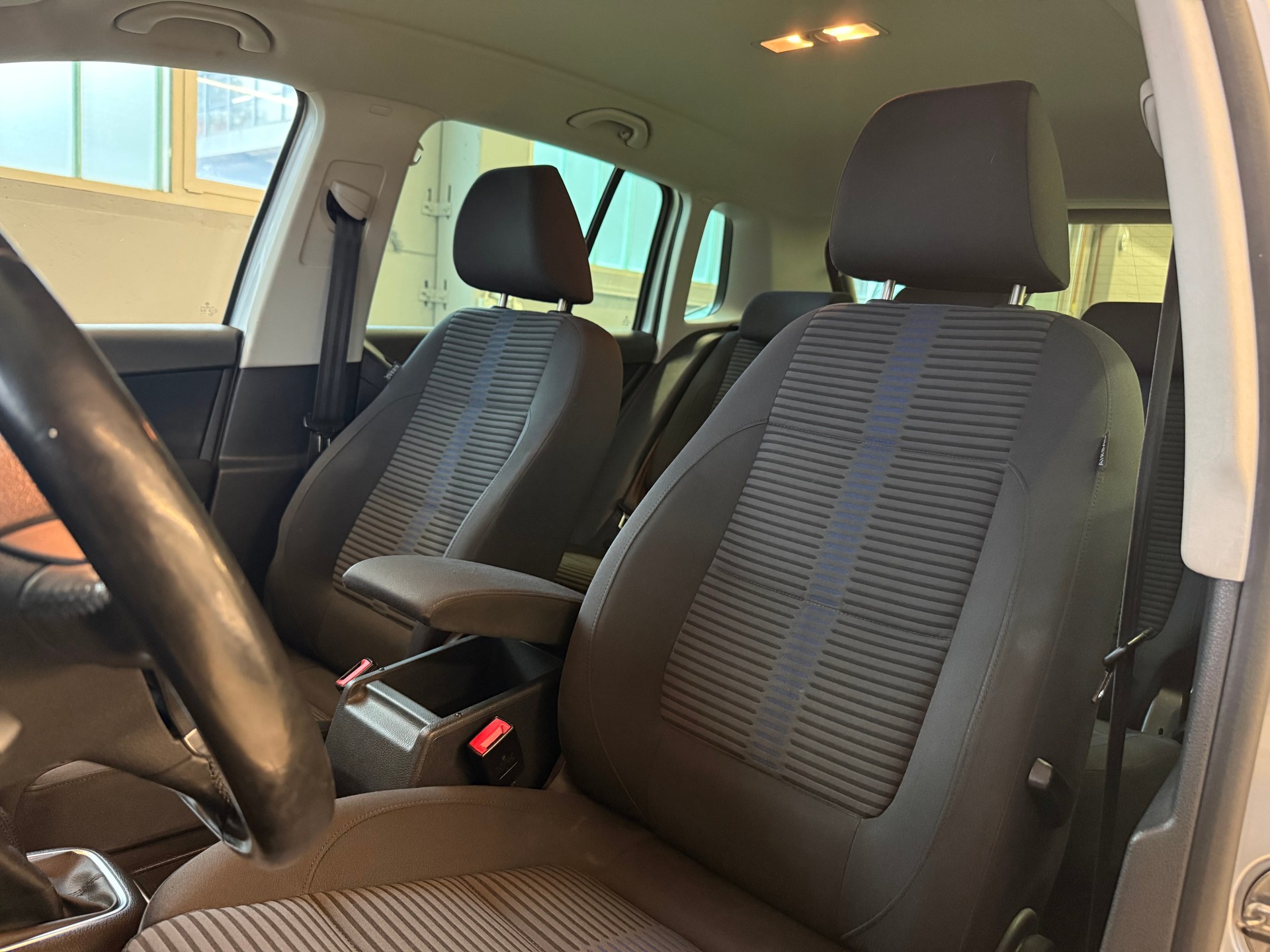 VW Tiguan 2.0 TSI Sport&Style-image-11