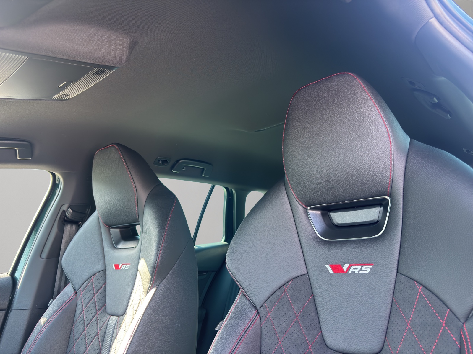 SKODA Octavia Combi 2.0 TSI DSG RS 30 Years Edition-image-13