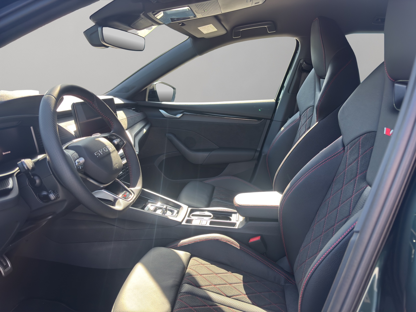 SKODA Octavia Combi 2.0 TSI DSG RS 30 Years Edition-image-8