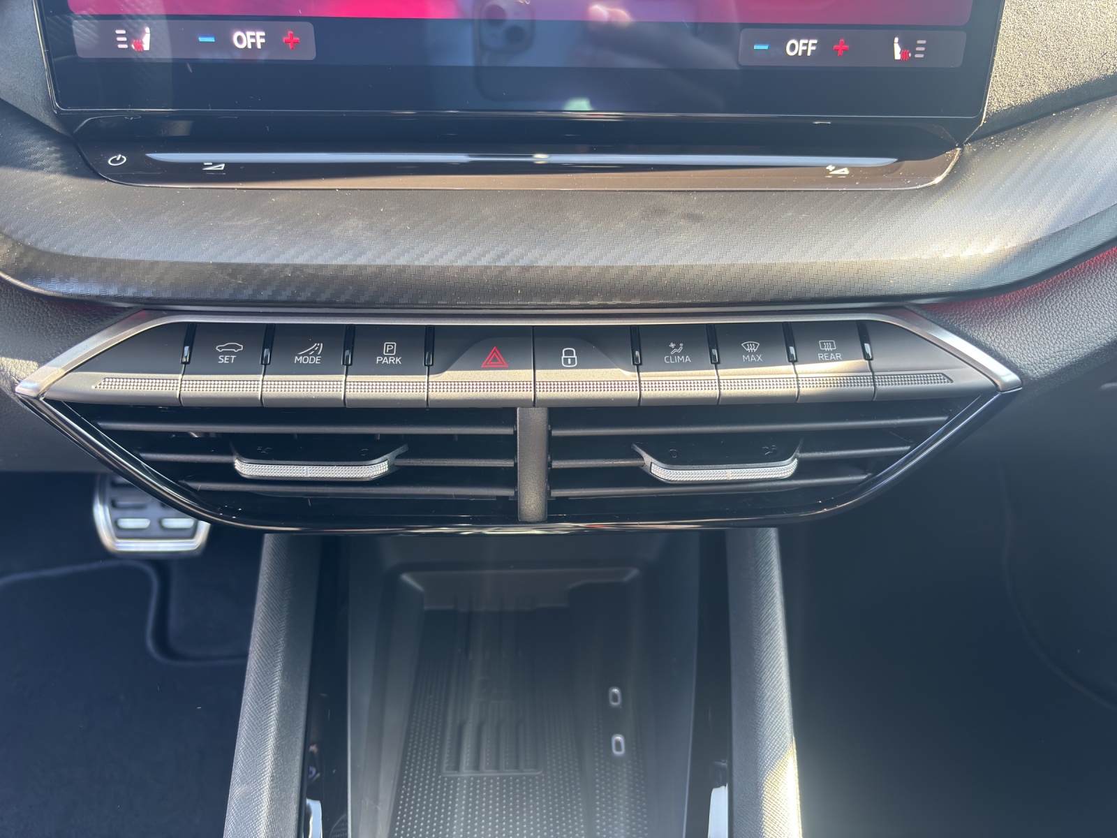 SKODA Octavia Combi 2.0 TSI DSG RS 30 Years Edition-image-12