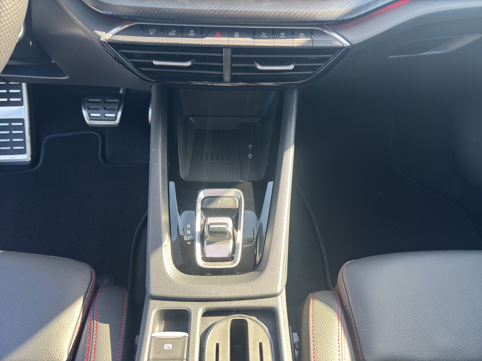 SKODA Octavia Combi 2.0 TSI DSG RS 30 Years Edition-image-11
