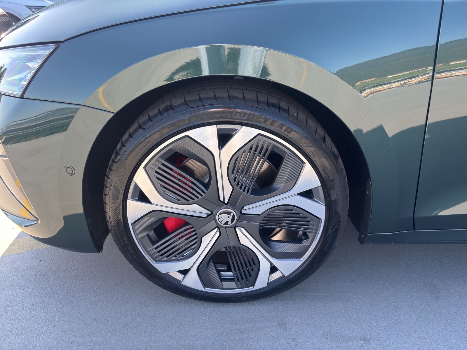 SKODA Octavia Combi 2.0 TSI DSG RS 30 Years Edition-image-7