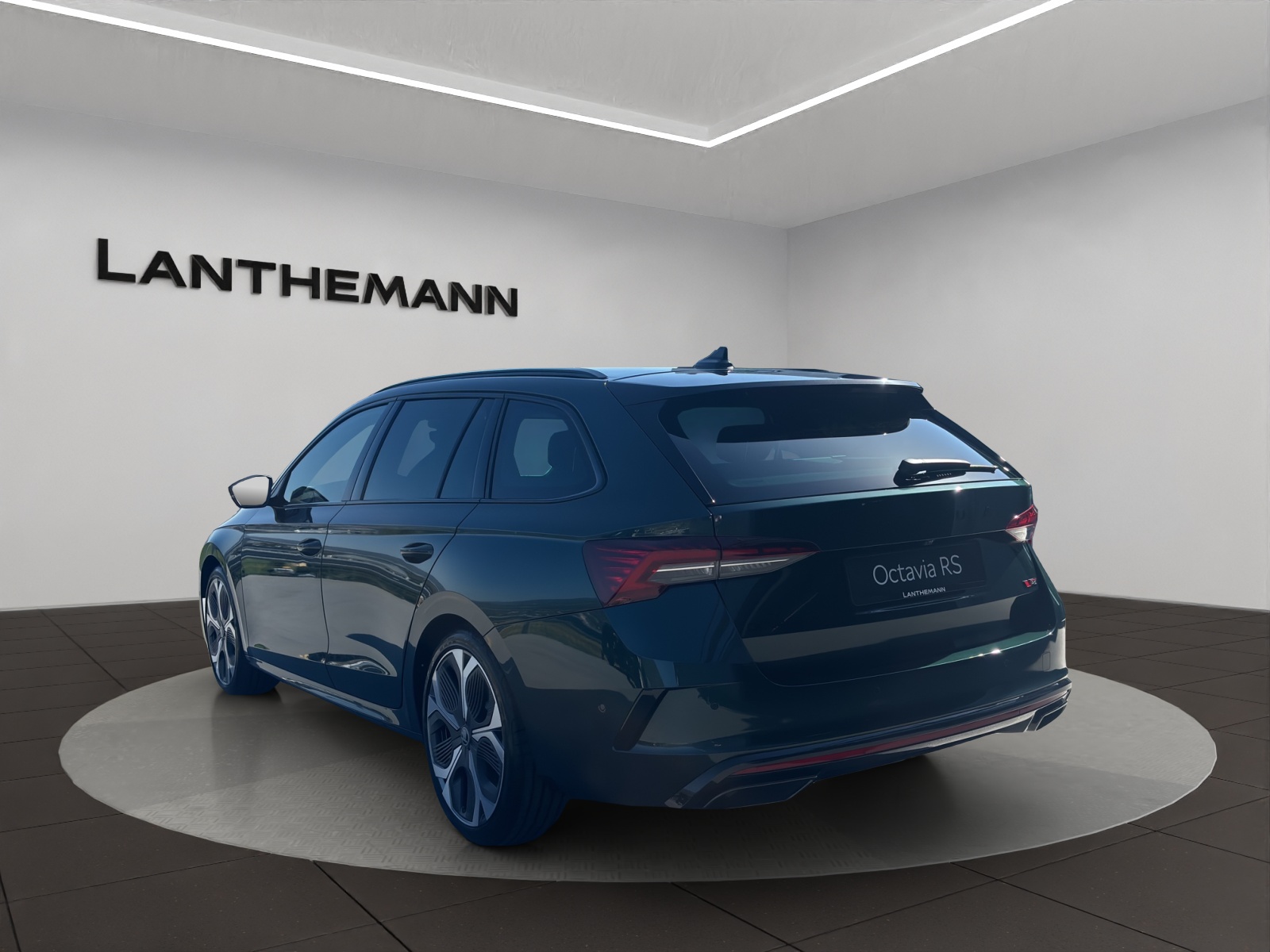 SKODA Octavia Combi 2.0 TSI DSG RS 30 Years Edition-image-2