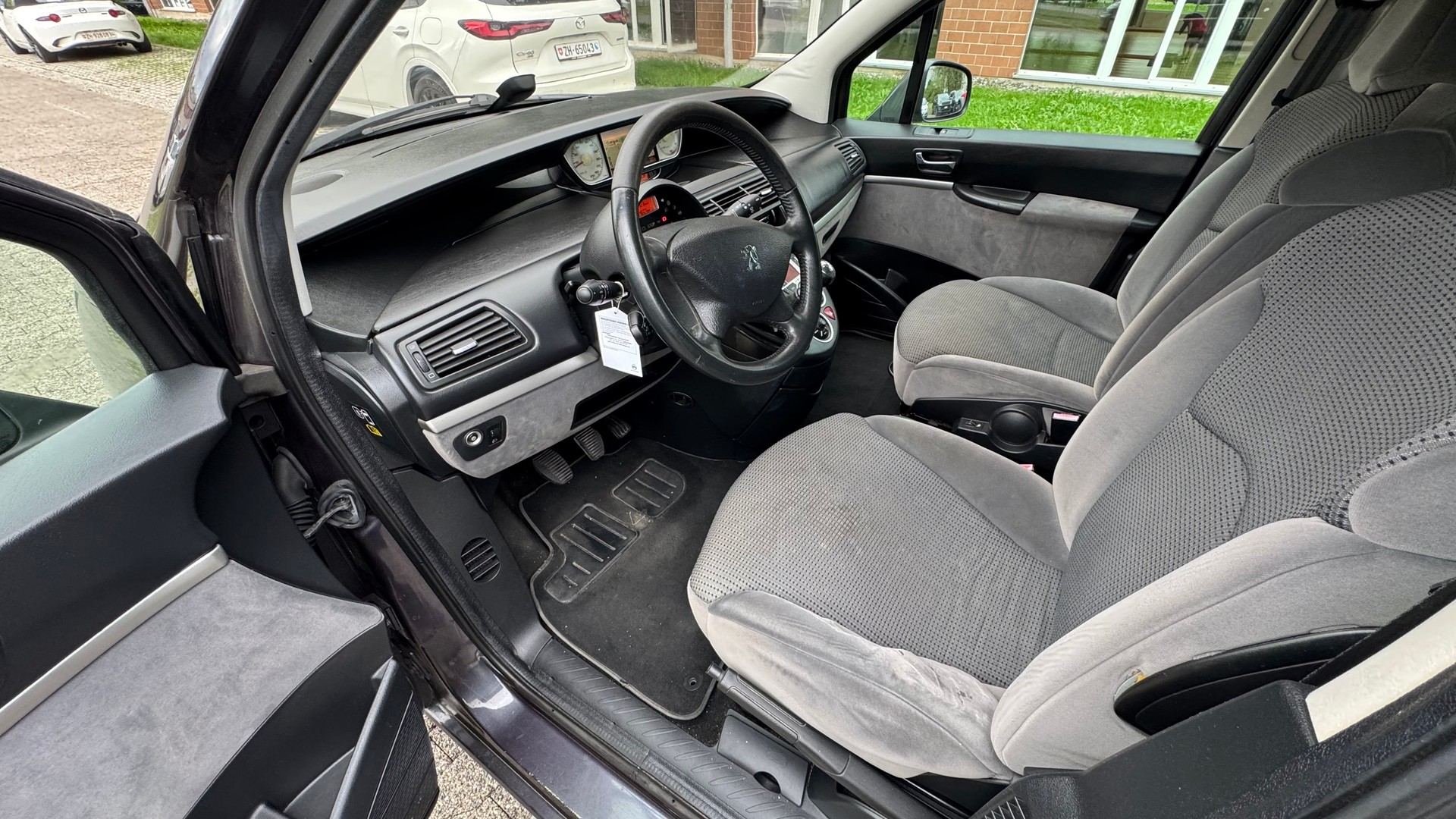 PEUGEOT 807 2.0 16V HDi Swiss Edition-image-5