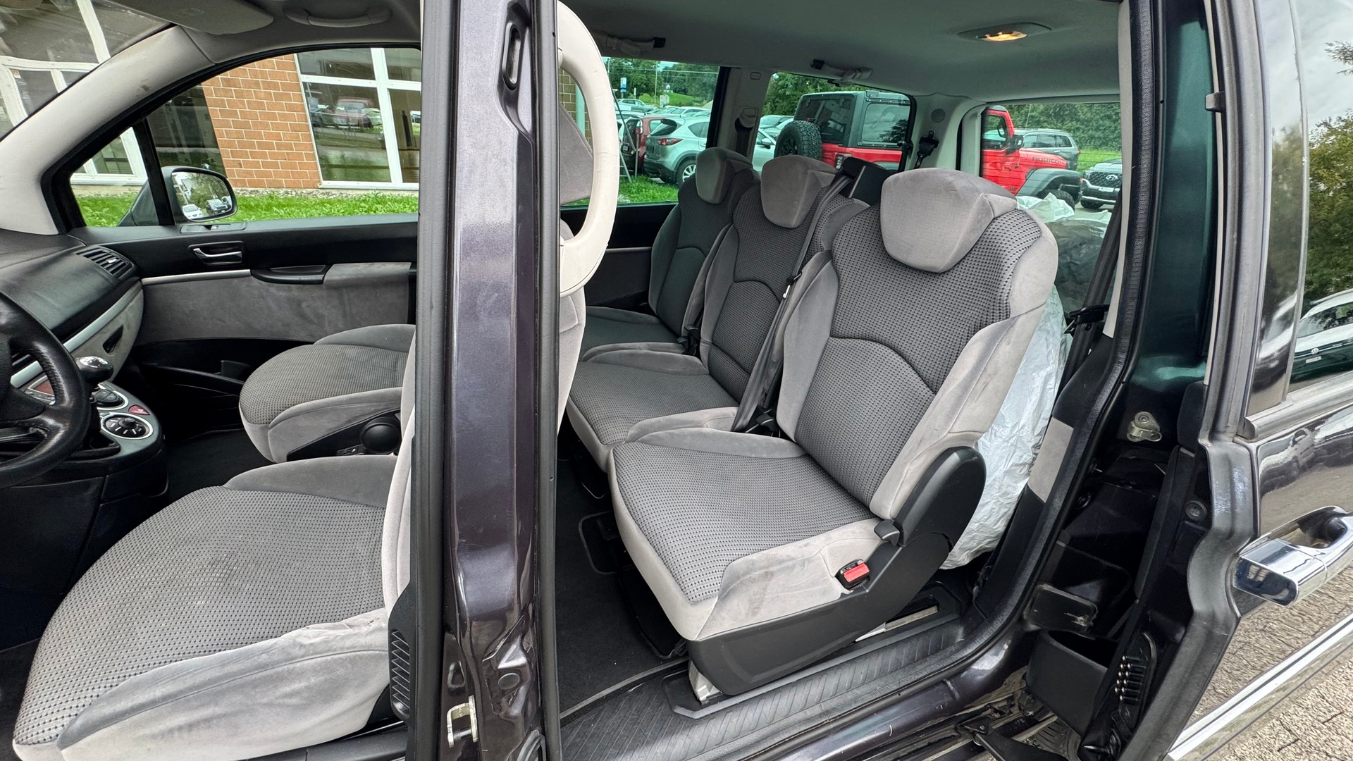 PEUGEOT 807 2.0 16V HDi Swiss Edition-image-6