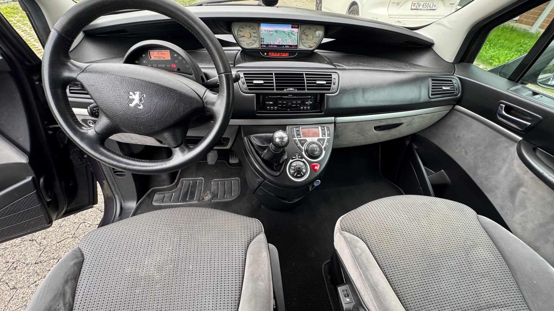 PEUGEOT 807 2.0 16V HDi Swiss Edition-image-8
