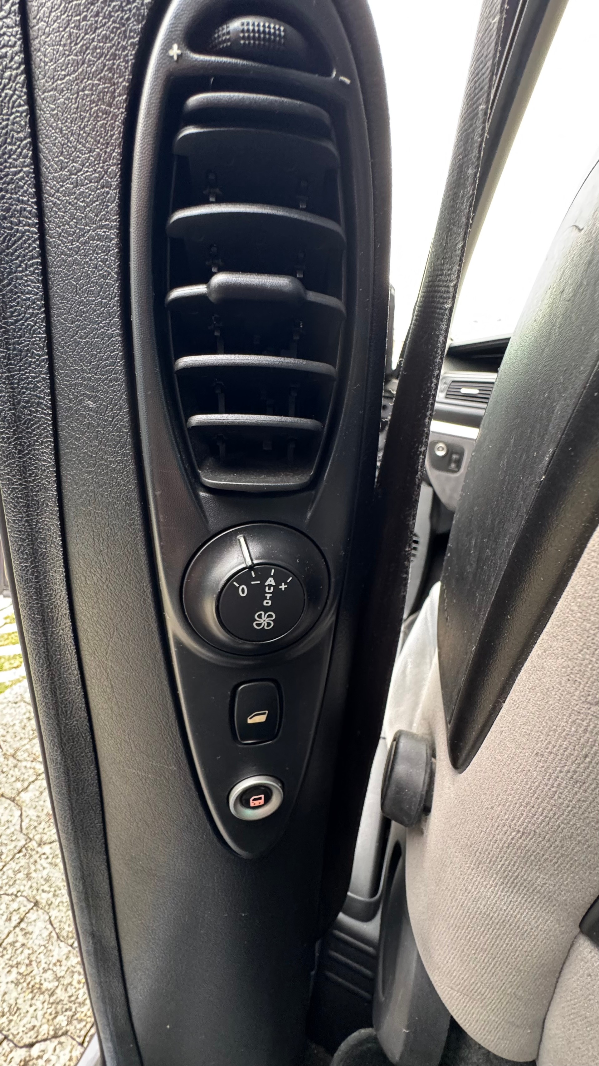 PEUGEOT 807 2.0 16V HDi Swiss Edition-image-7