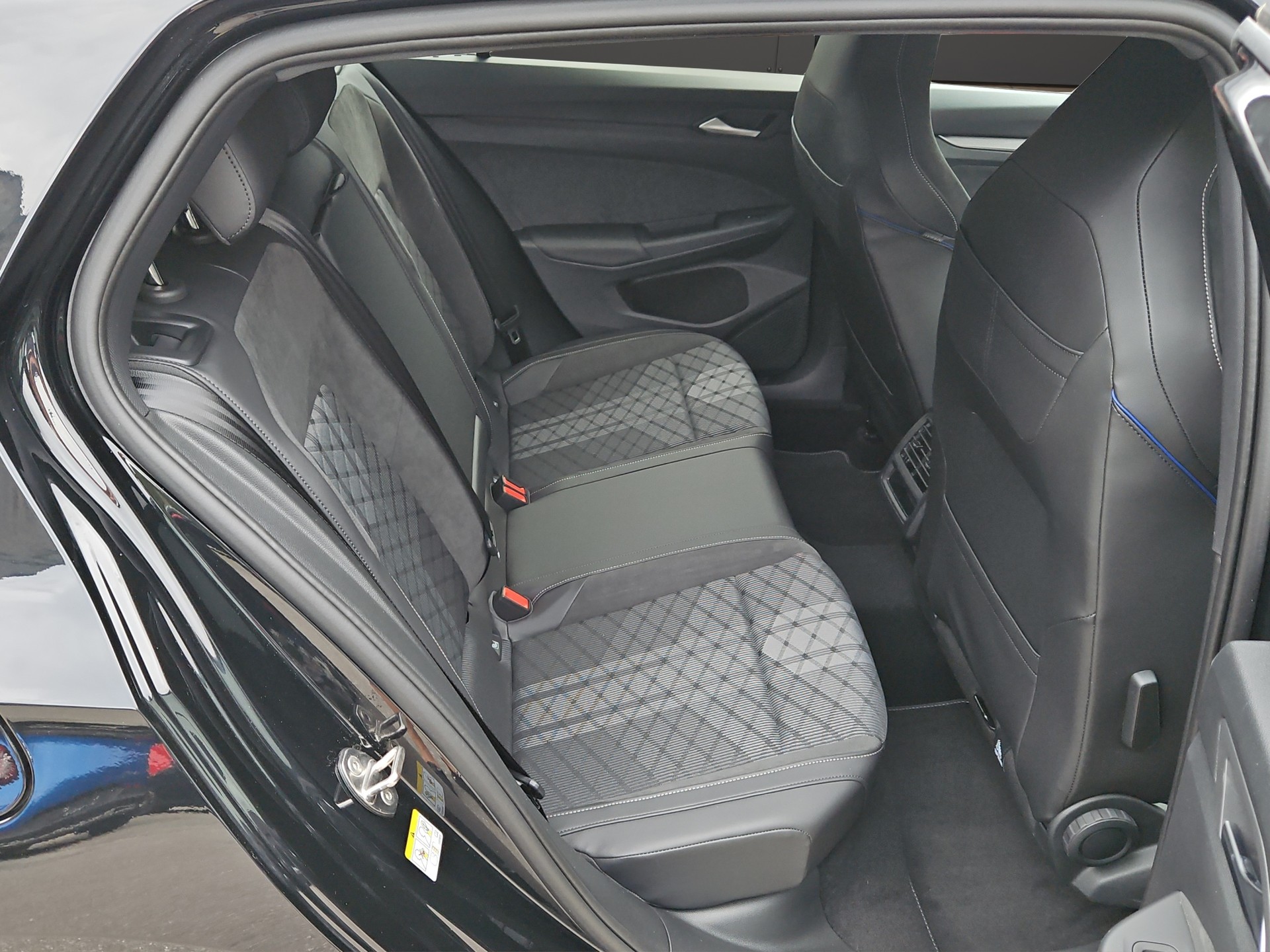 VW Golf 1.5 e TSI mHEV R-Line DSG-image-14