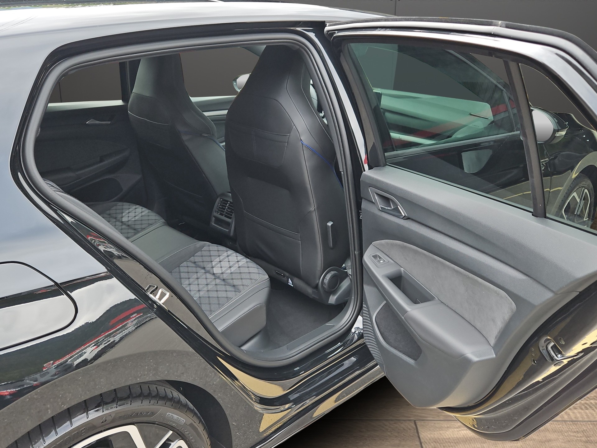 VW Golf 1.5 e TSI mHEV R-Line DSG-image-15