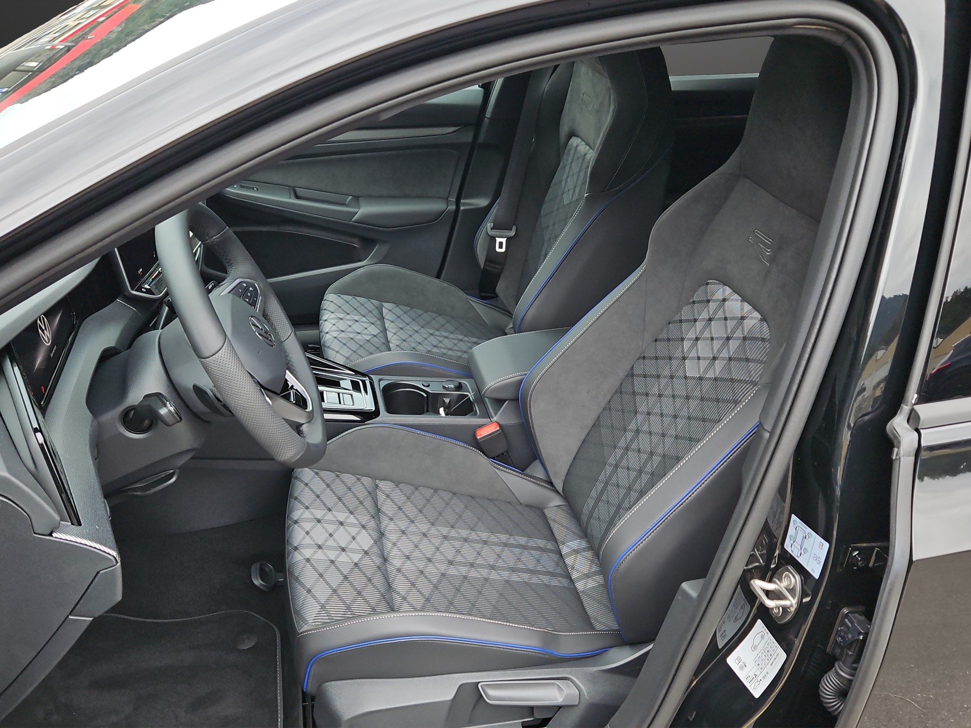 VW Golf 1.5 e TSI mHEV R-Line DSG-image-8