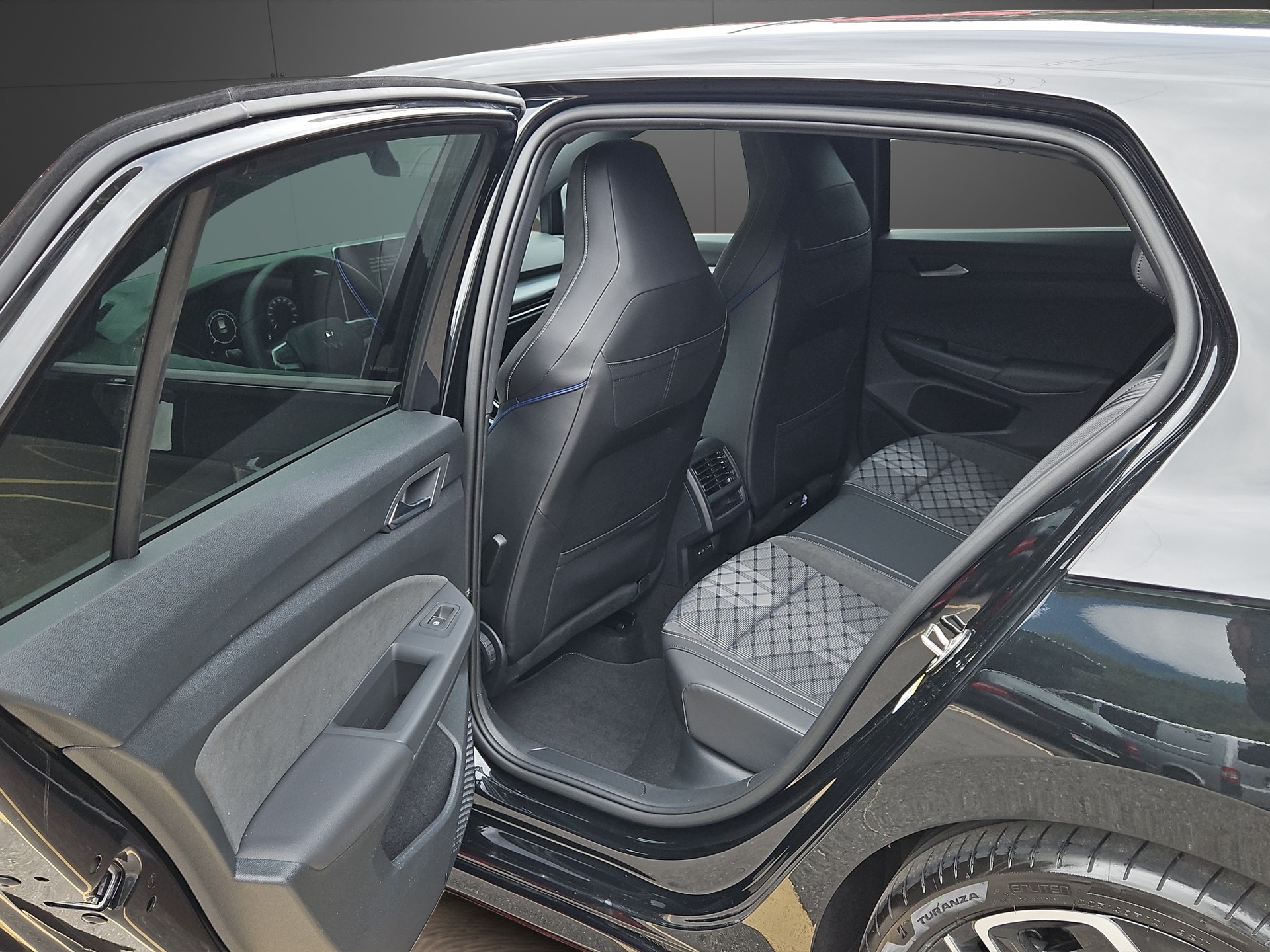 VW Golf 1.5 e TSI mHEV R-Line DSG-image-12