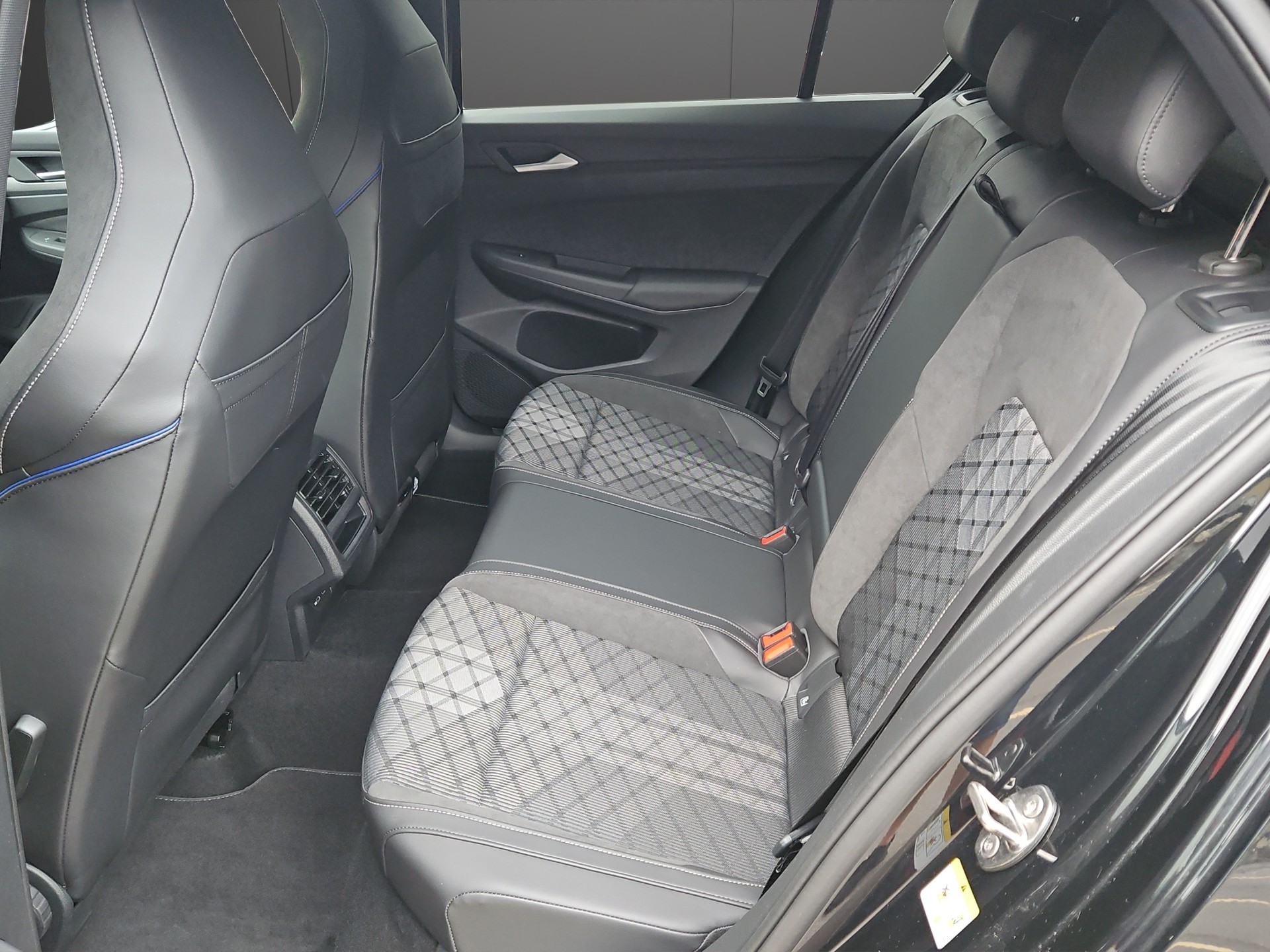 VW Golf 1.5 e TSI mHEV R-Line DSG-image-10