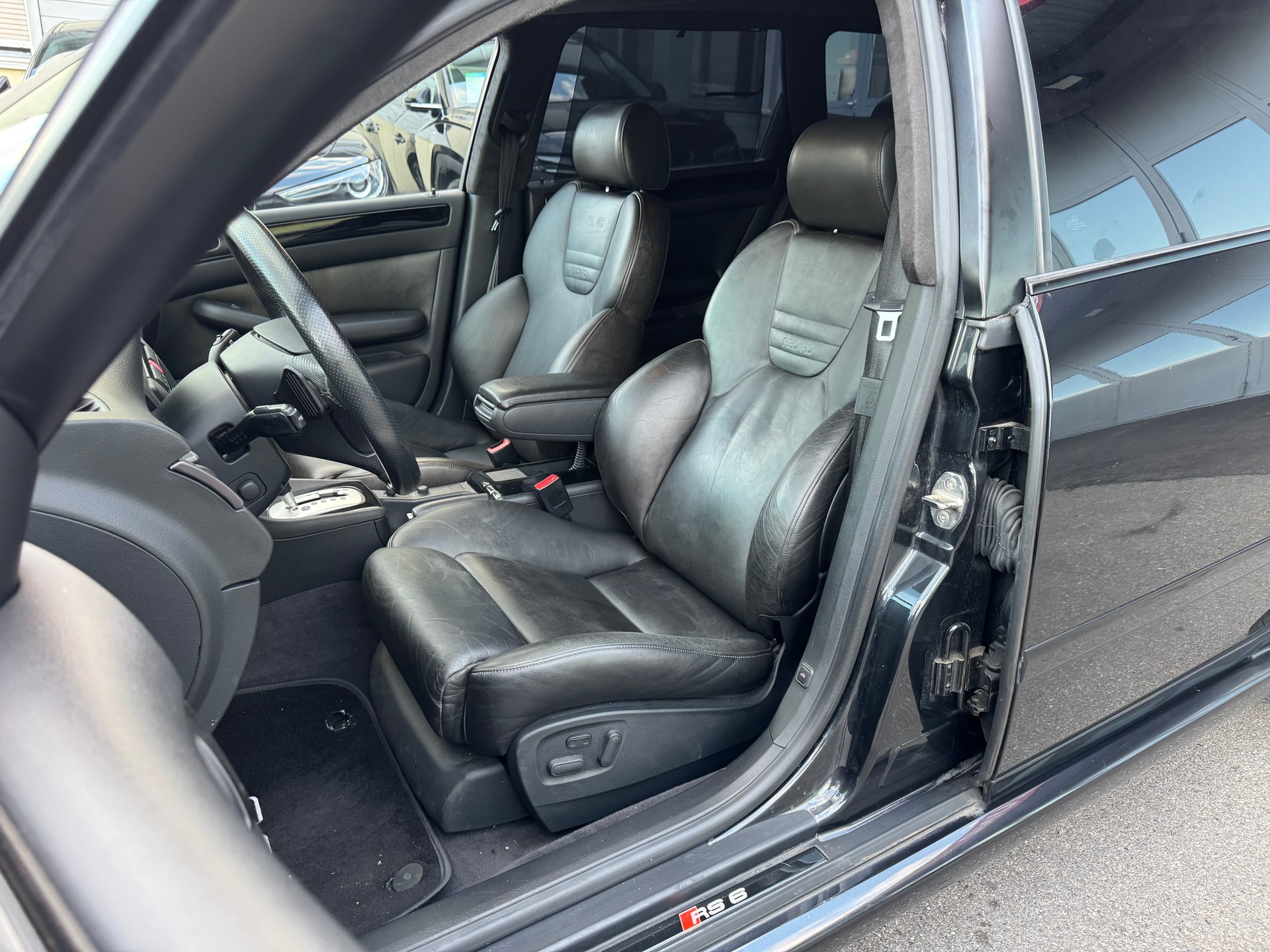 AUDI RS6 plus Avant quattro tiptronic-image-27