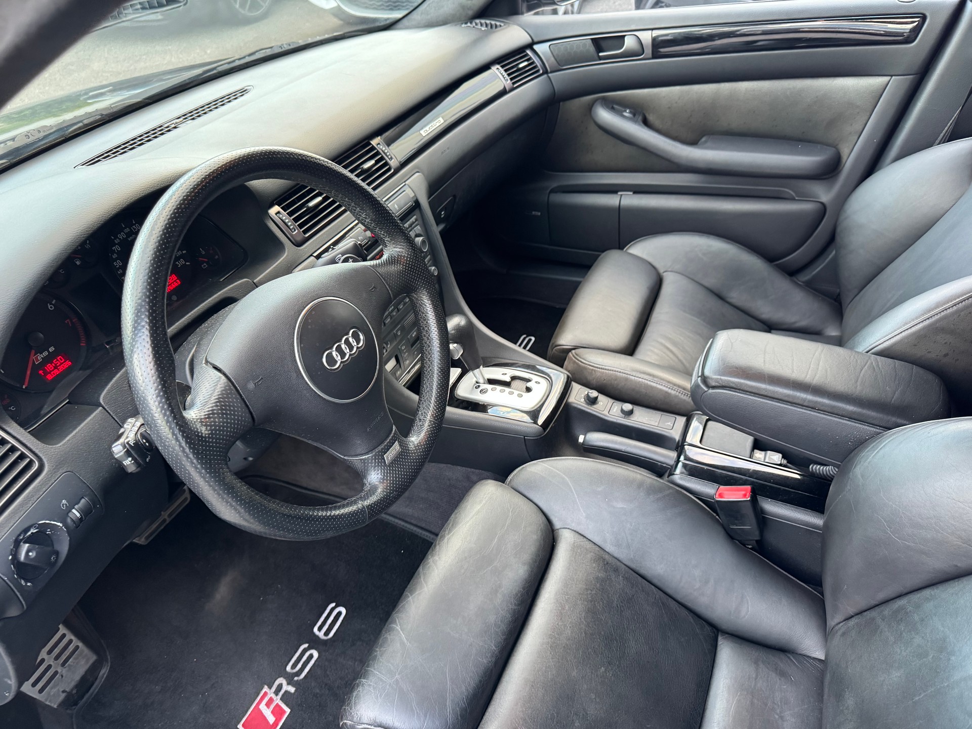 AUDI RS6 plus Avant quattro tiptronic-image-25