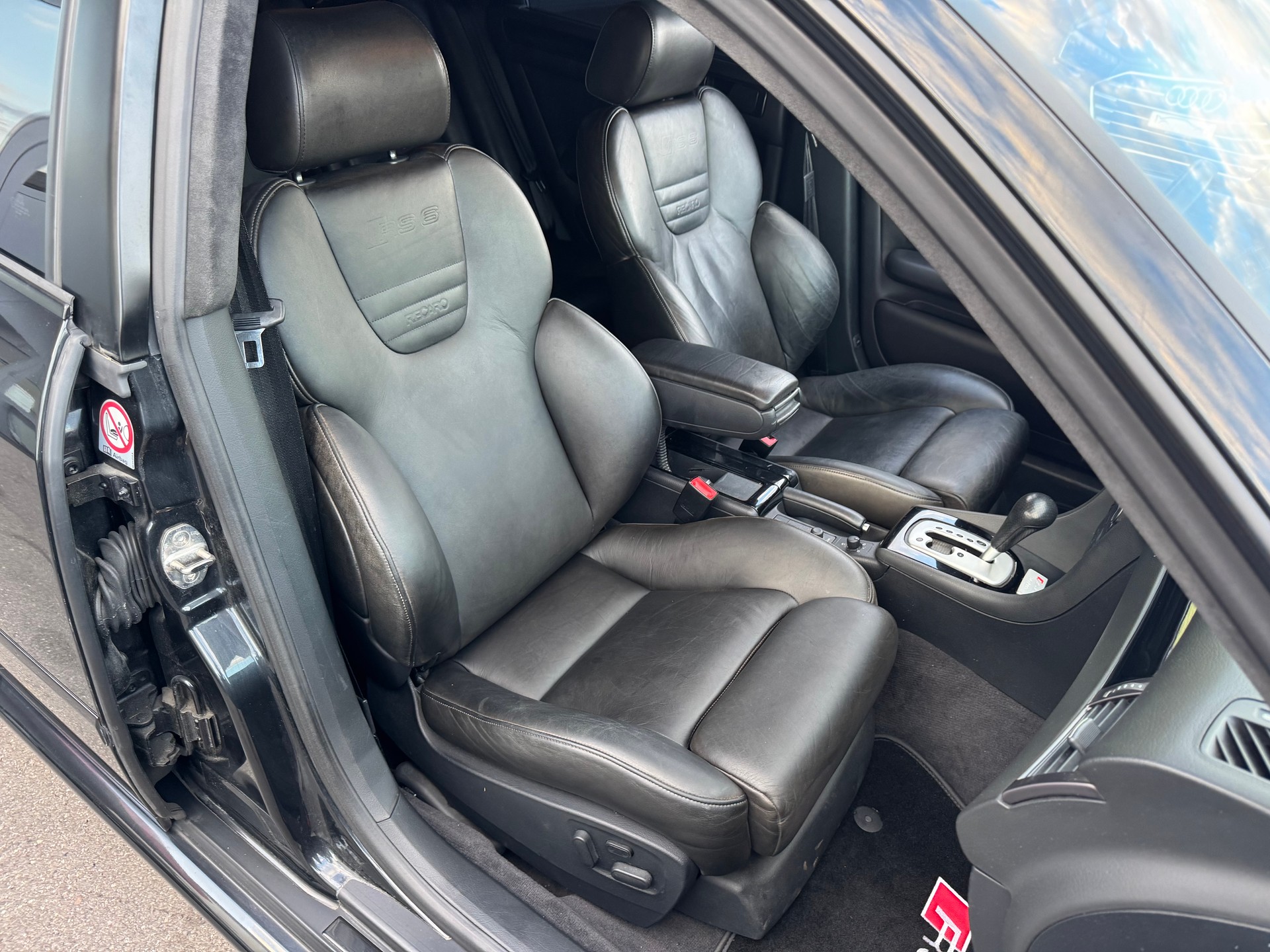 AUDI RS6 plus Avant quattro tiptronic-image-16