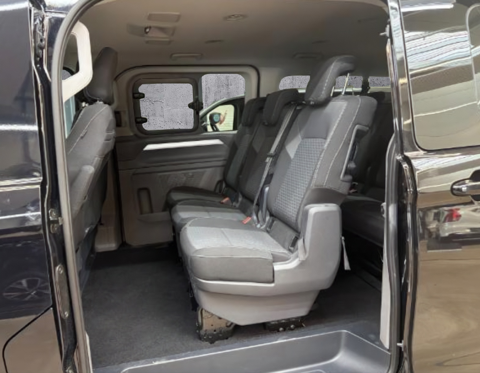 VW Caravelle 2.0 TDI Life LWB 4 Motion Aut 8 *CH-FZG / 5 Jahre Garantie*-image-10