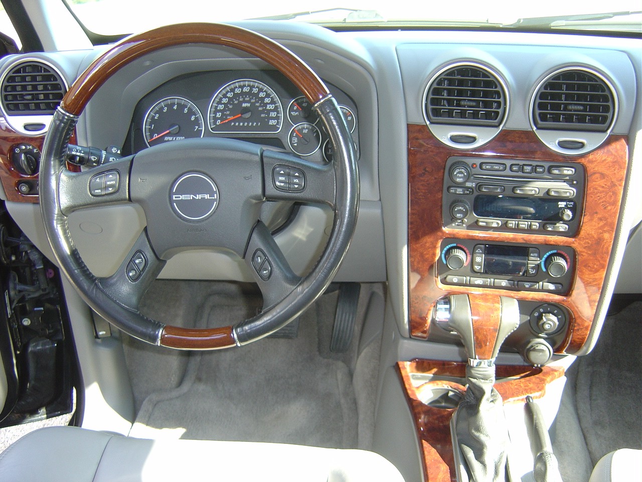 GMC Denali 5.3 AWD-image-11