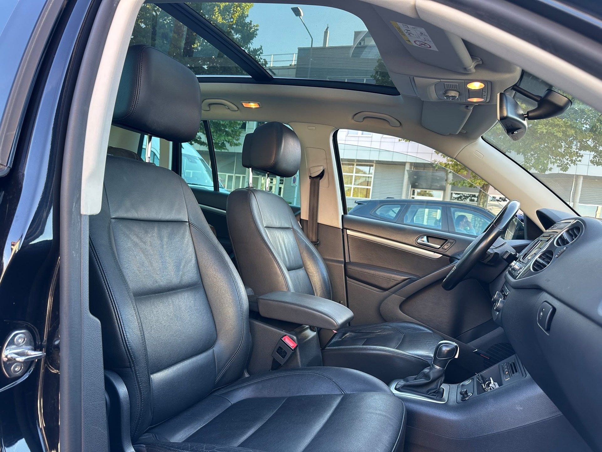 VW Tiguan 2.0 TDI BMT R-Line Design 4Motion DSG-image-12