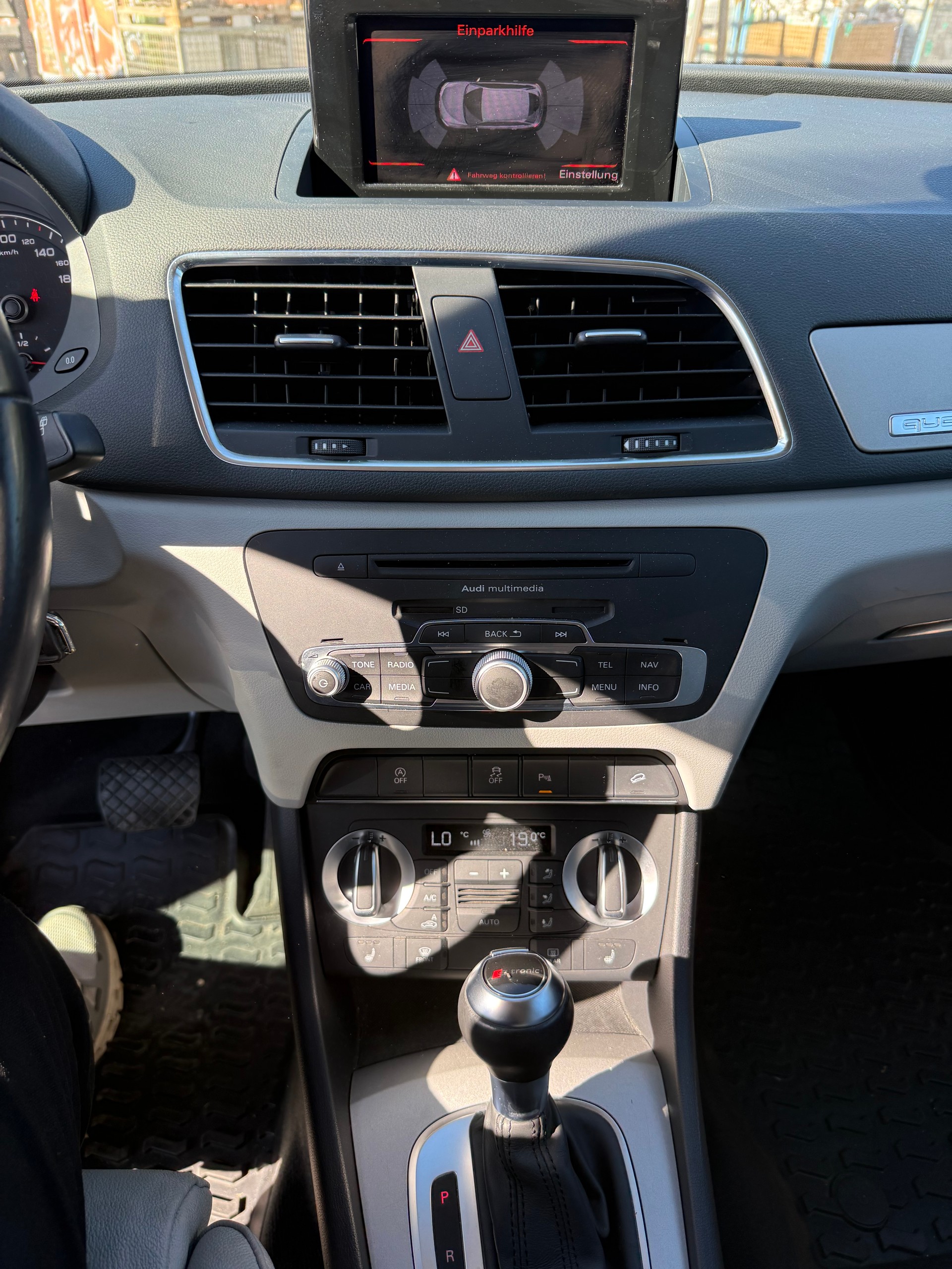 AUDI Q3 2.0 TFSI quattro S-tronic-image-8