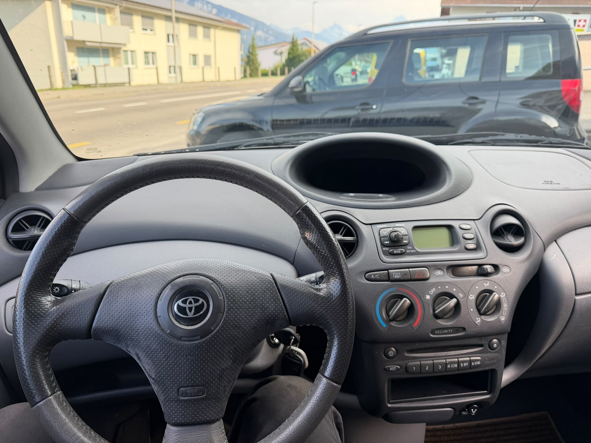 TOYOTA Yaris 1.3 Linea Sol-image-5