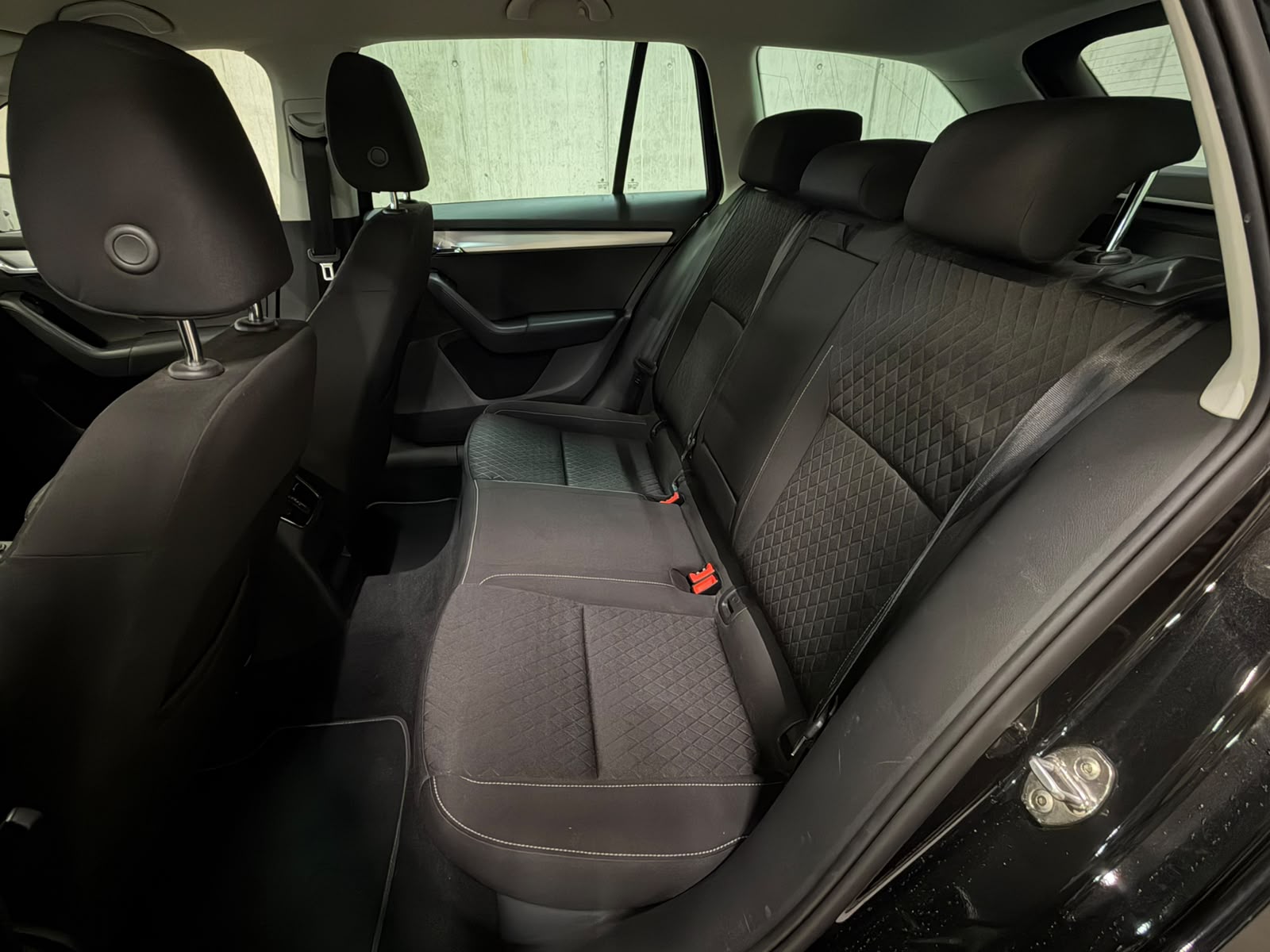 SKODA Octavia Combi 2.0 TDI Swiss Edition 4x4 DSG-image-10