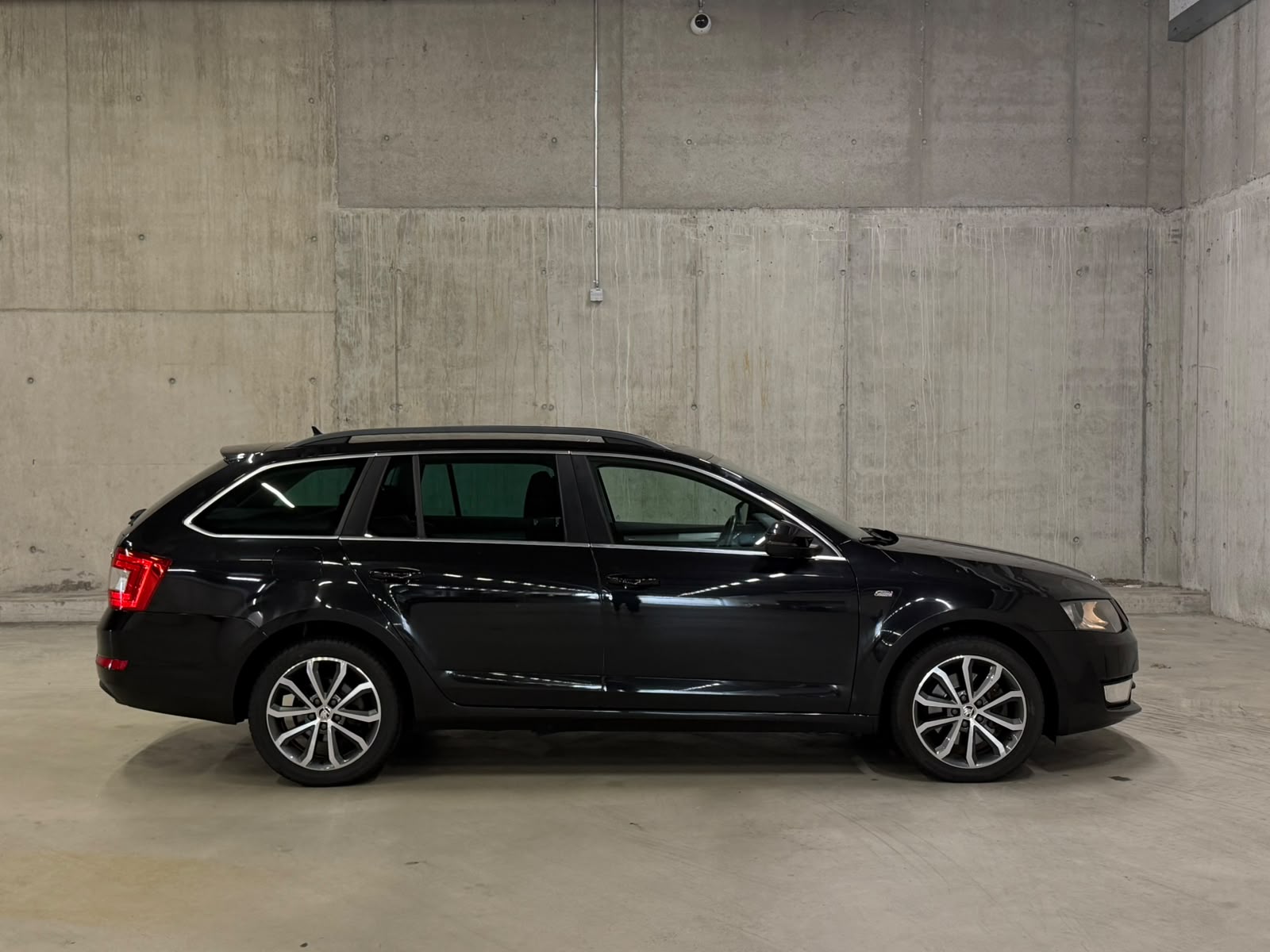 SKODA Octavia Combi 2.0 TDI Swiss Edition 4x4 DSG-image-4