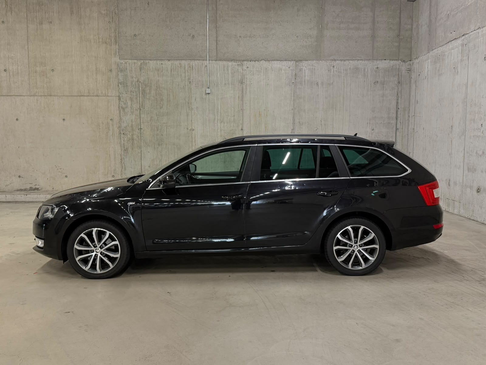 SKODA Octavia Combi 2.0 TDI Swiss Edition 4x4 DSG-image-1