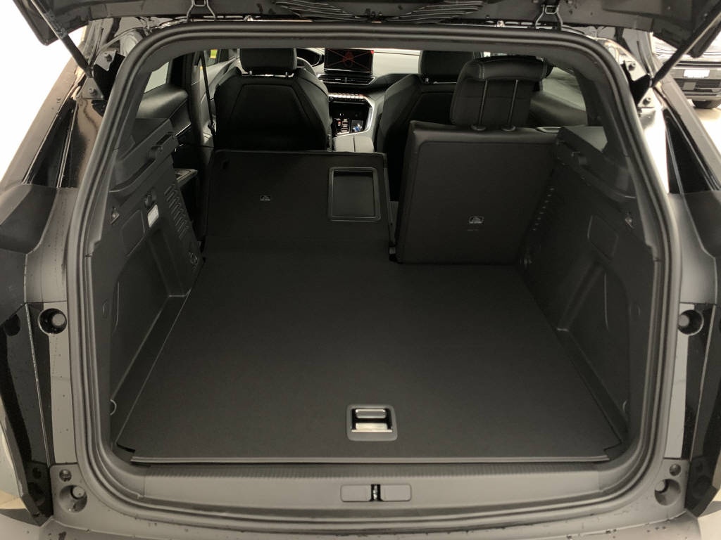 PEUGEOT 3008 Plug-in Hybrid 180 Allure-image-11