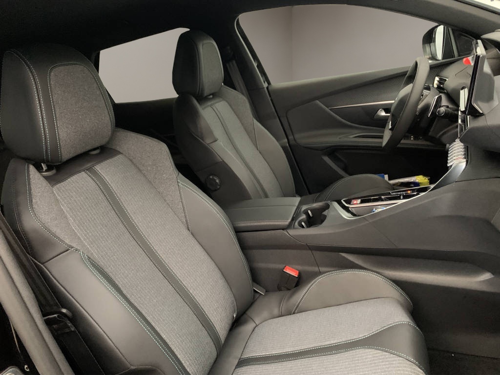 PEUGEOT 3008 Plug-in Hybrid 180 Allure-image-5